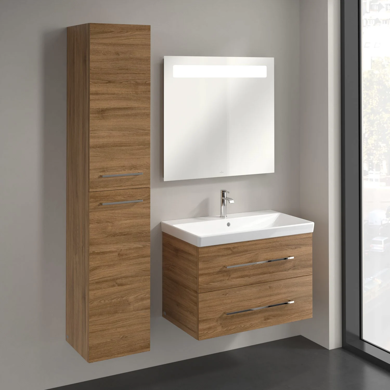 Meble łazienkowe w ciemnym drewnie z lustrem, Villeroy & Boch