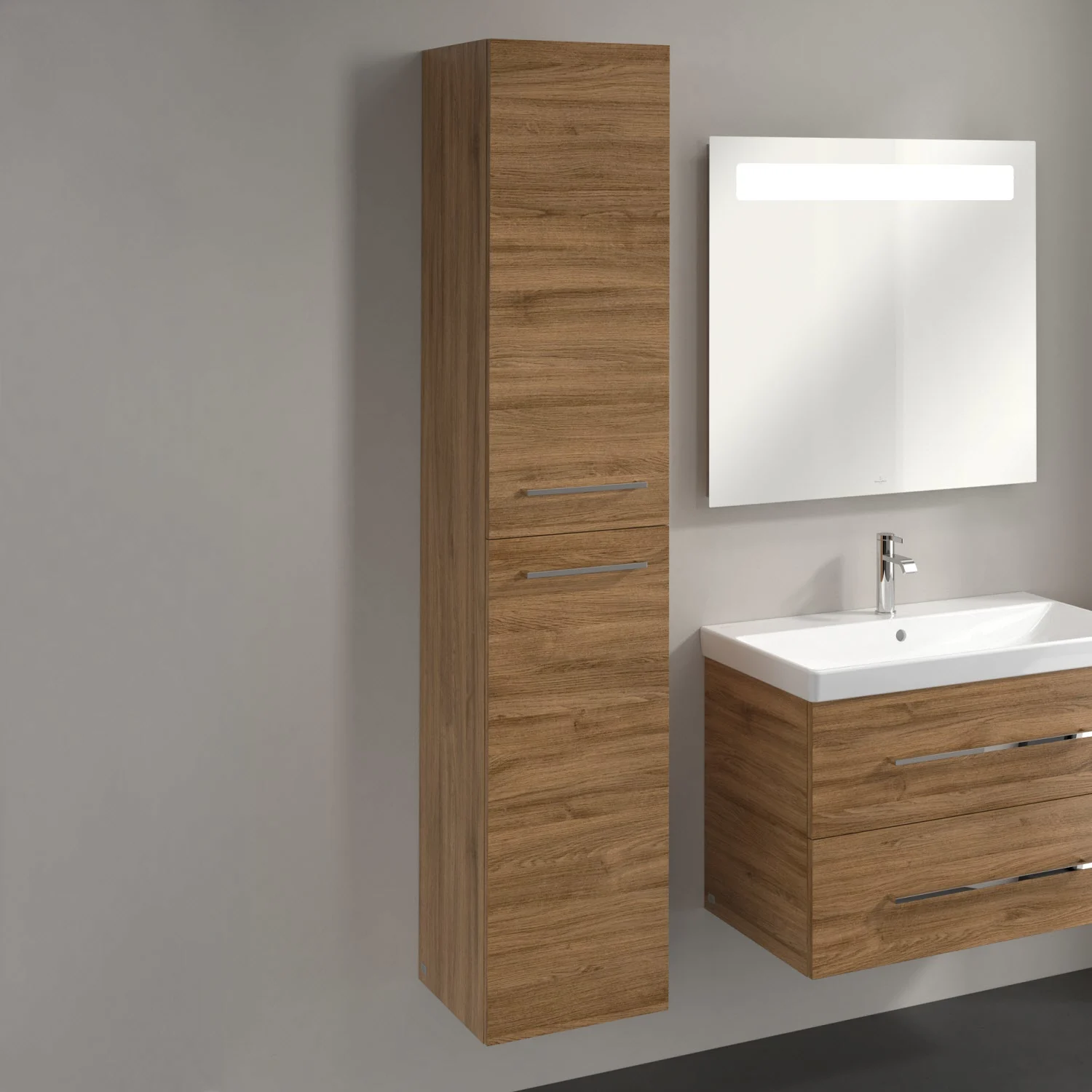 Ciemnodrewniana wysoka szafka w łazience obok umywalki, Villeroy & Boch