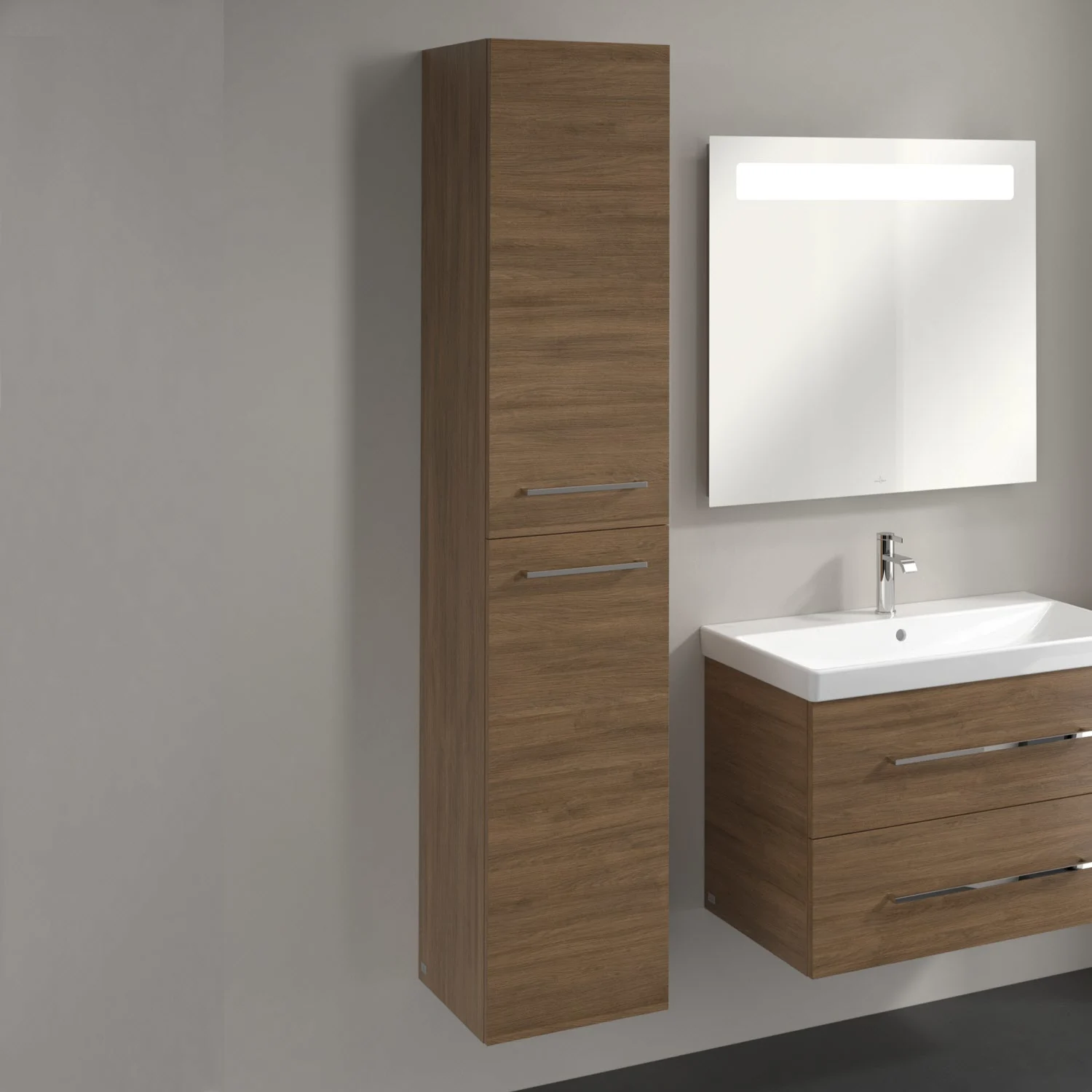 Brązowa wysoka szafka w łazience obok umywalki, Villeroy & Boch