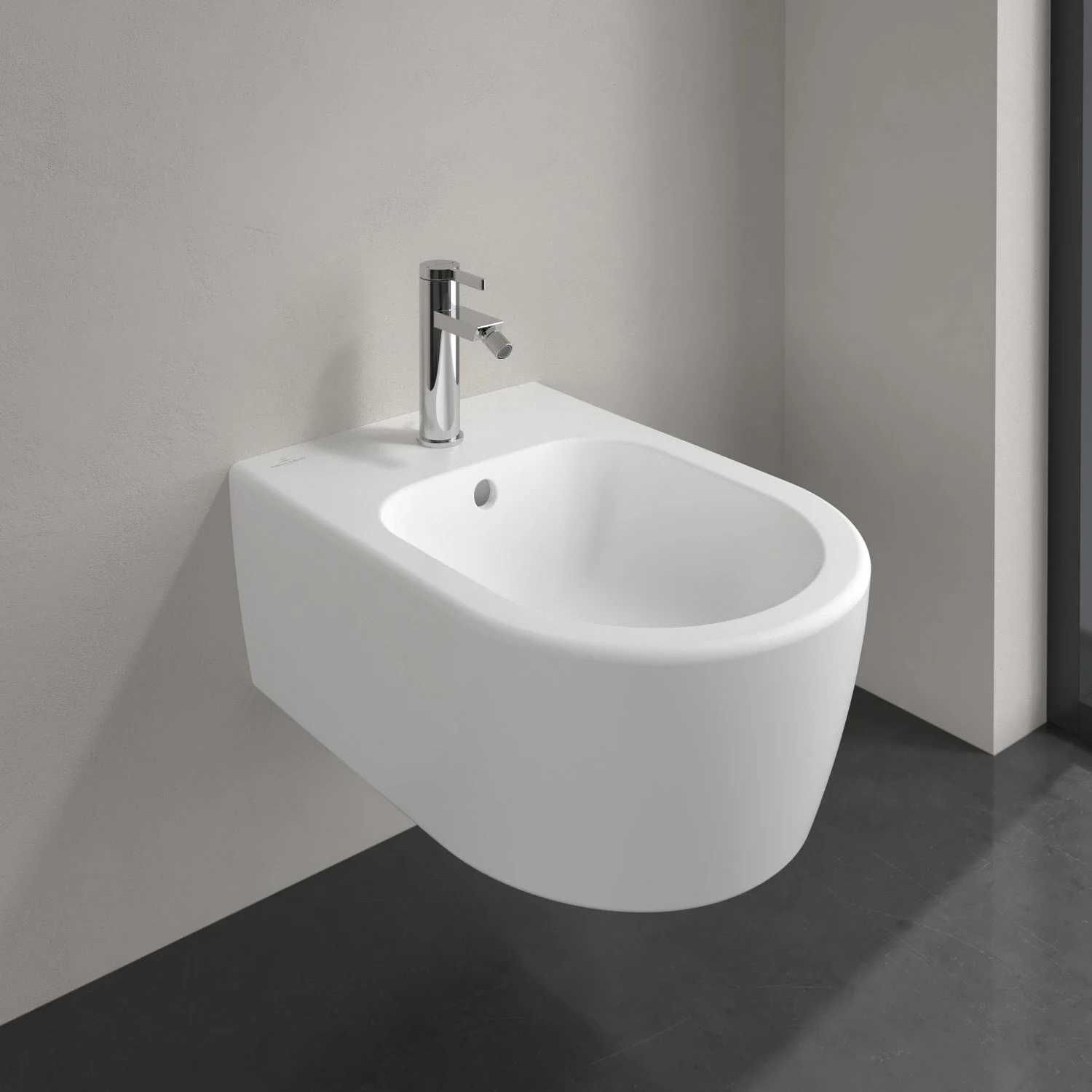 Bidet w łazience z szarą podłogą, Villeroy & Boch