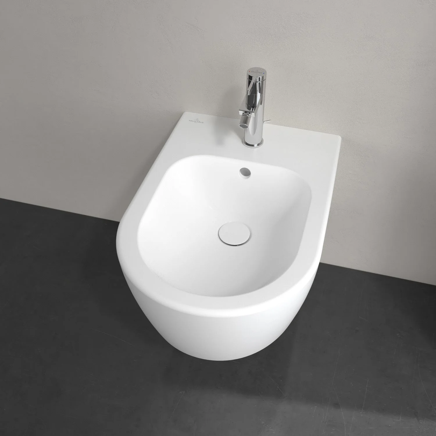 Zbliżenie białego bidetu ściennego z baterią, Villeroy & Boch