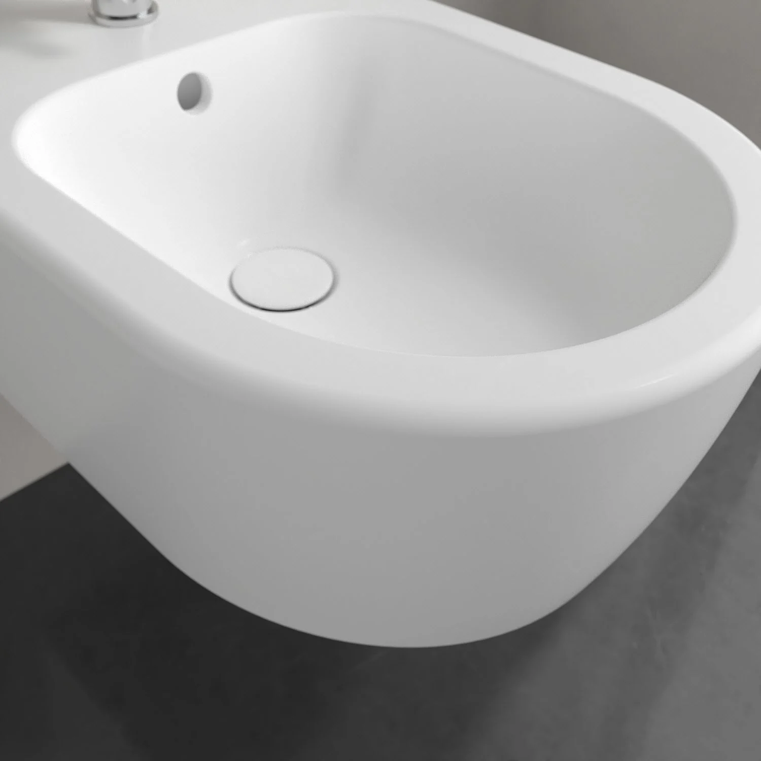 Zbliżenie białego bidetu ściennego w łazience, Villeroy & Boch