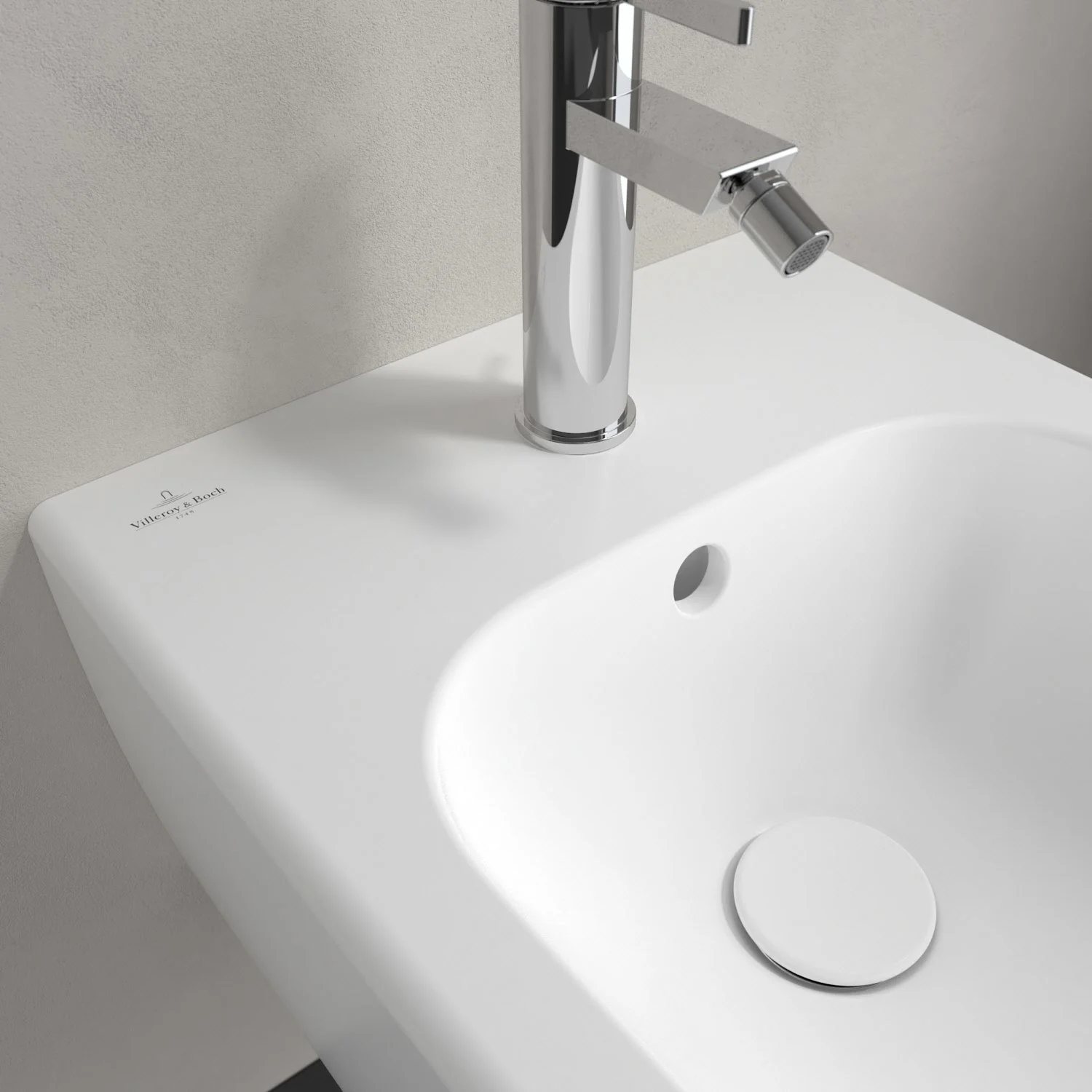 Zbliżenie białego bidetu z kranem, Villeroy & Boch