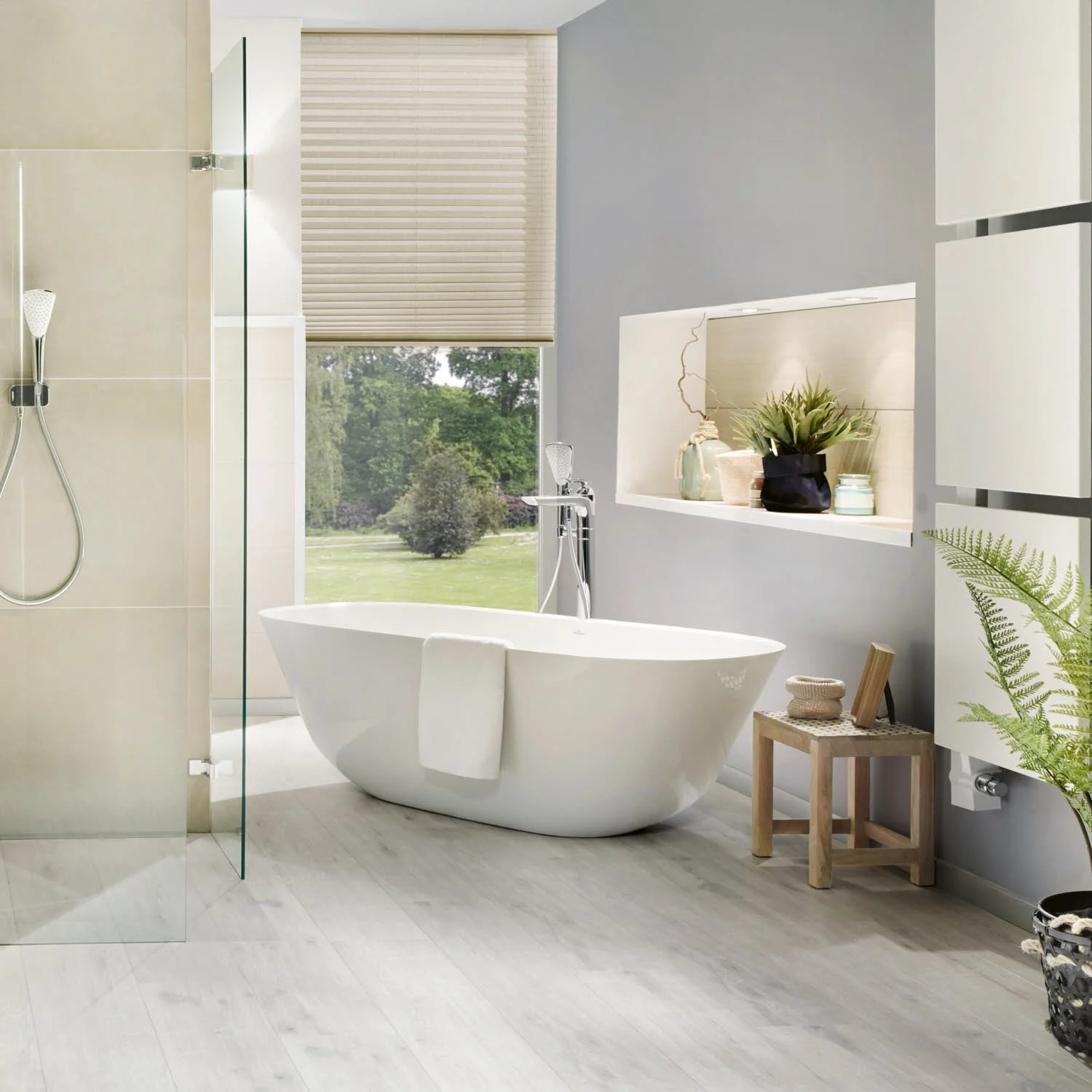 Wolnostojąca wanna w nowoczesnej łazience, Villeroy & Boch