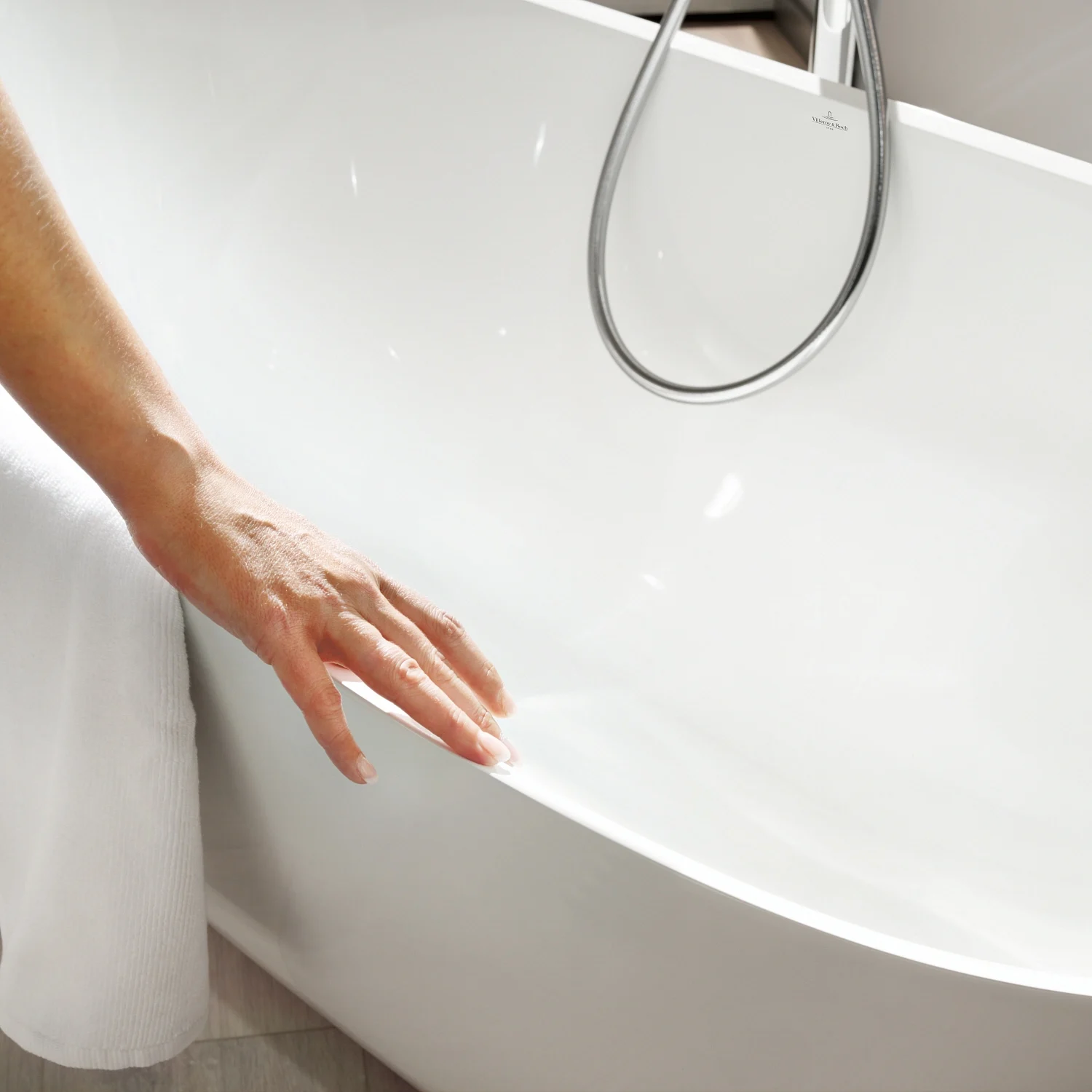 Ręka dotykająca powierzchni wanny, Villeroy & Boch