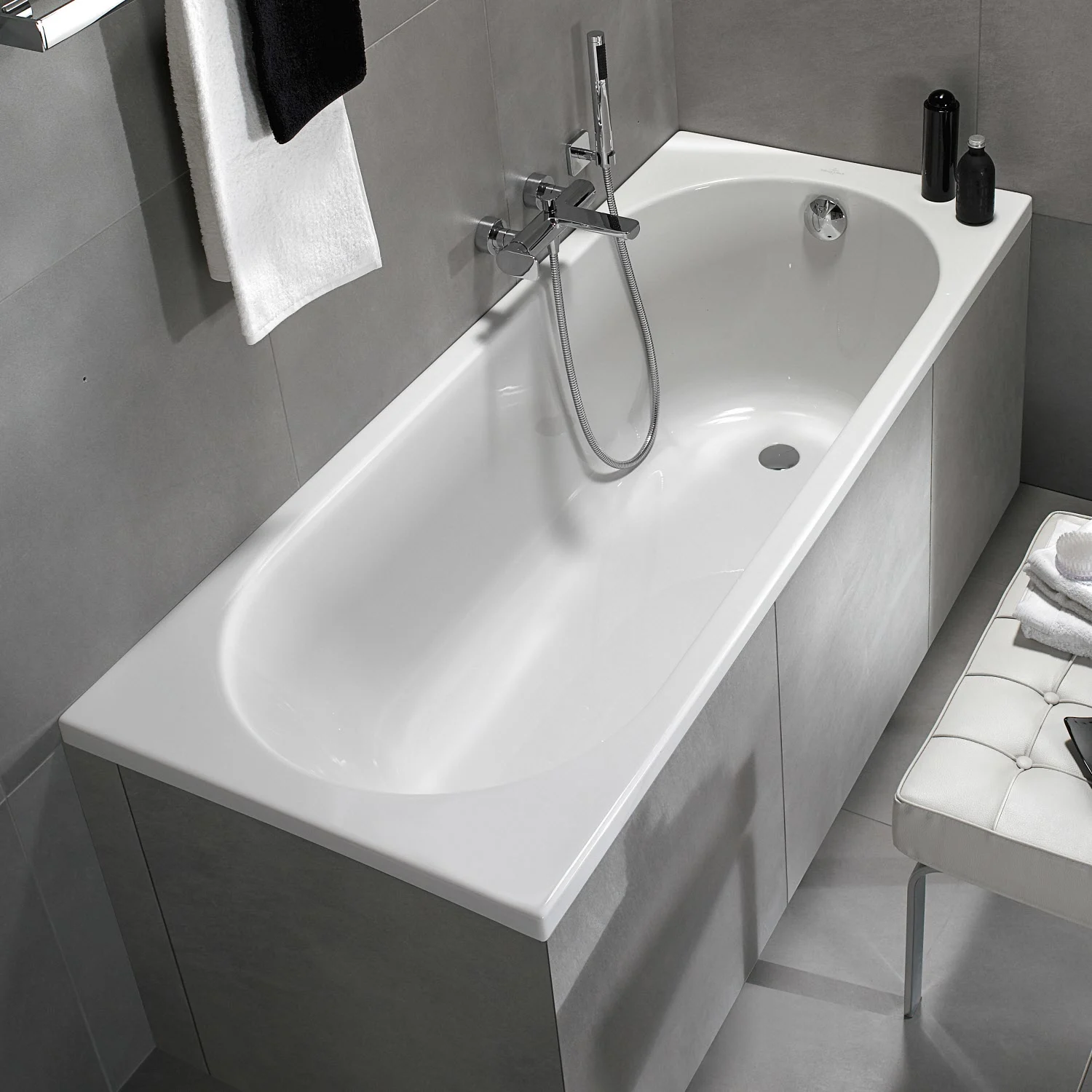 Biała wanna w nowoczesnej łazience, Villeroy & Boch