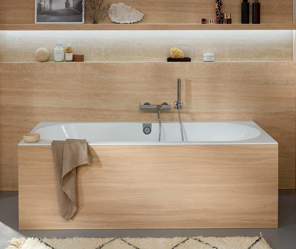 Wanna z drewnianą obudową w łazience, Villeroy & Boch