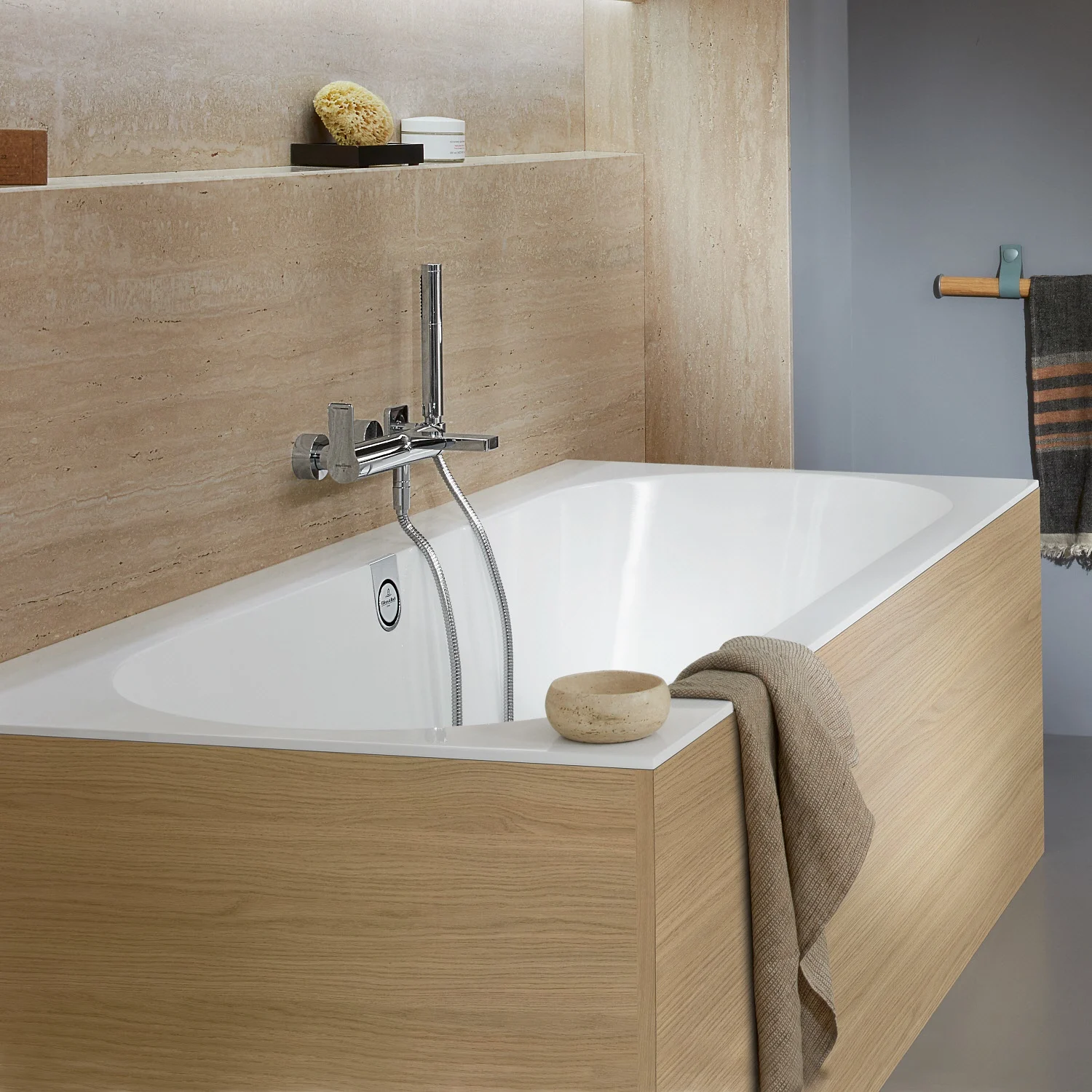 Wanna z drewnianą obudową w łazience, Villeroy & Boch