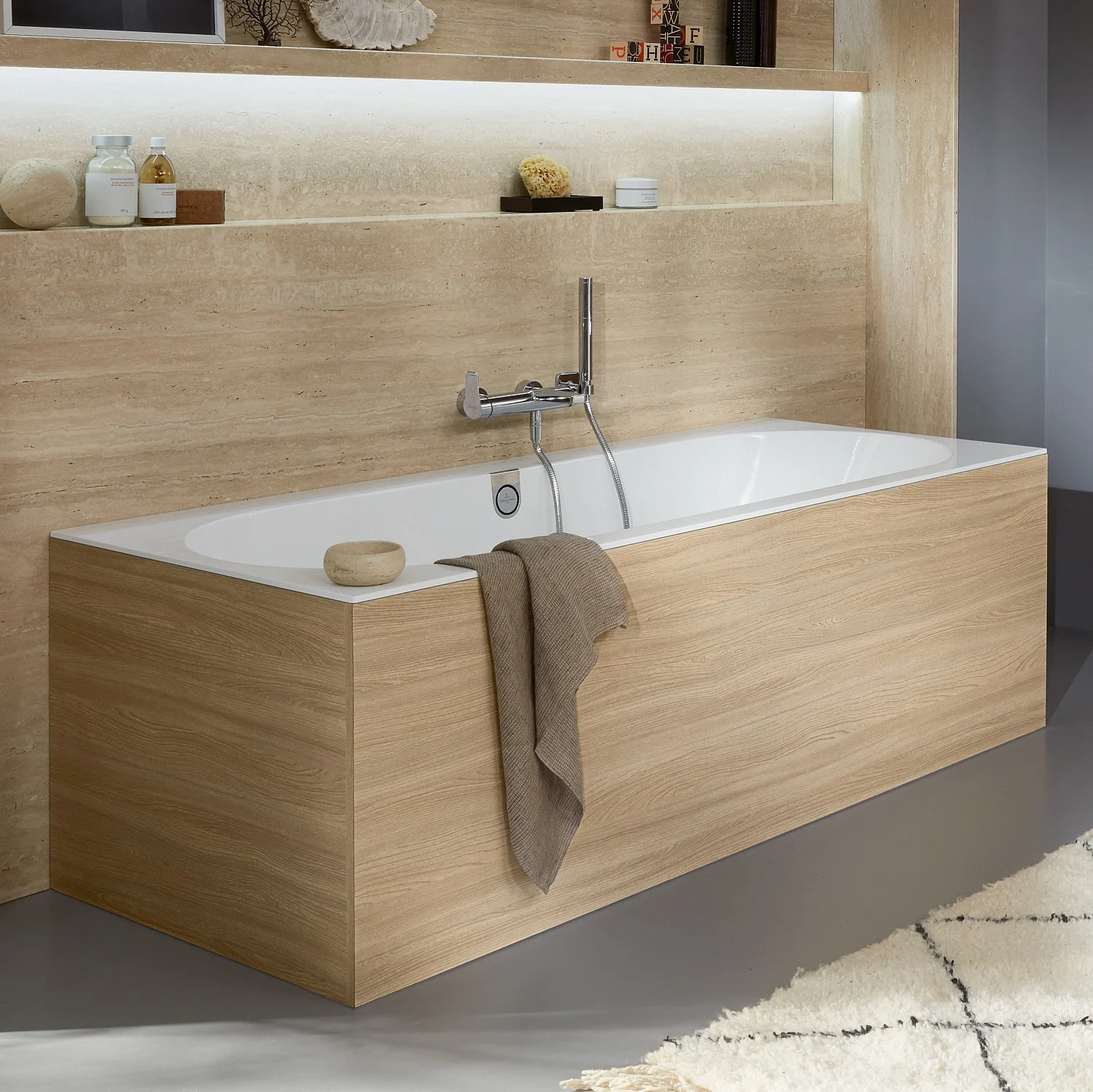 Łazienka z wanną i drewnianą obudową, Villeroy & Boch