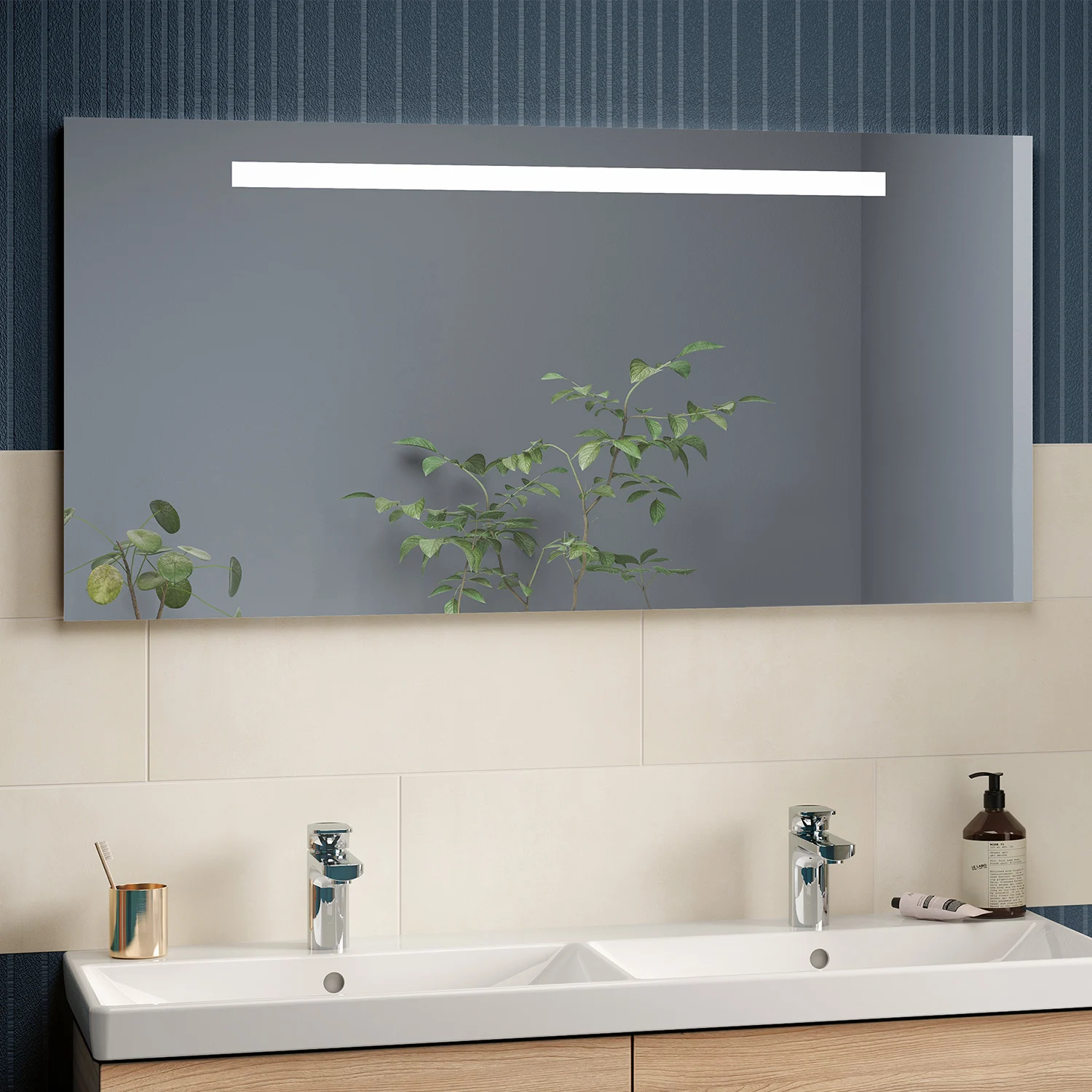 Zbliżenie lustra łazienkowego z odbiciem rośliny, Villeroy & Boch