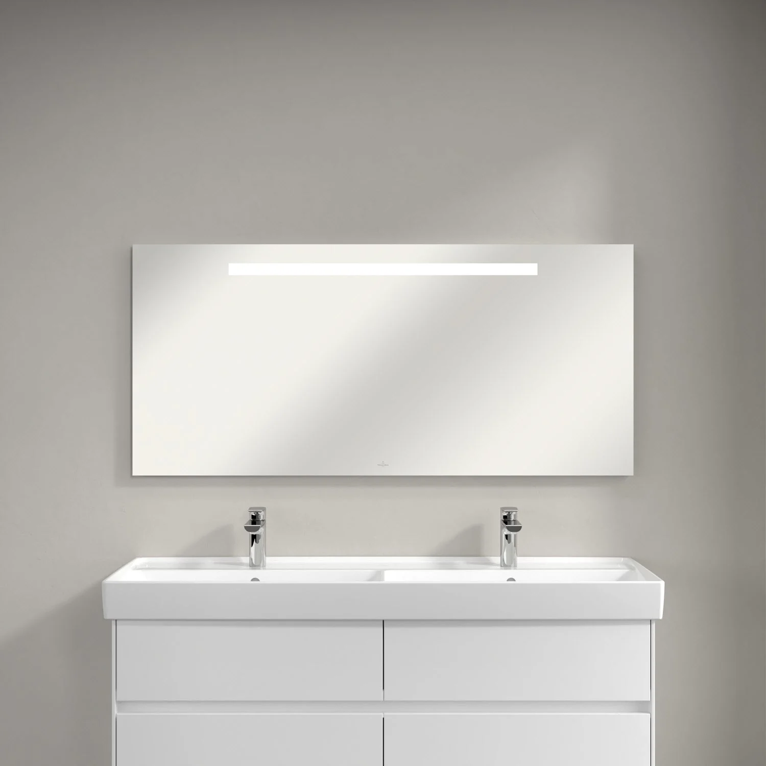 Podświetlane lustro nad podwójnymi umywalkami w łazience, Villeroy & Boch