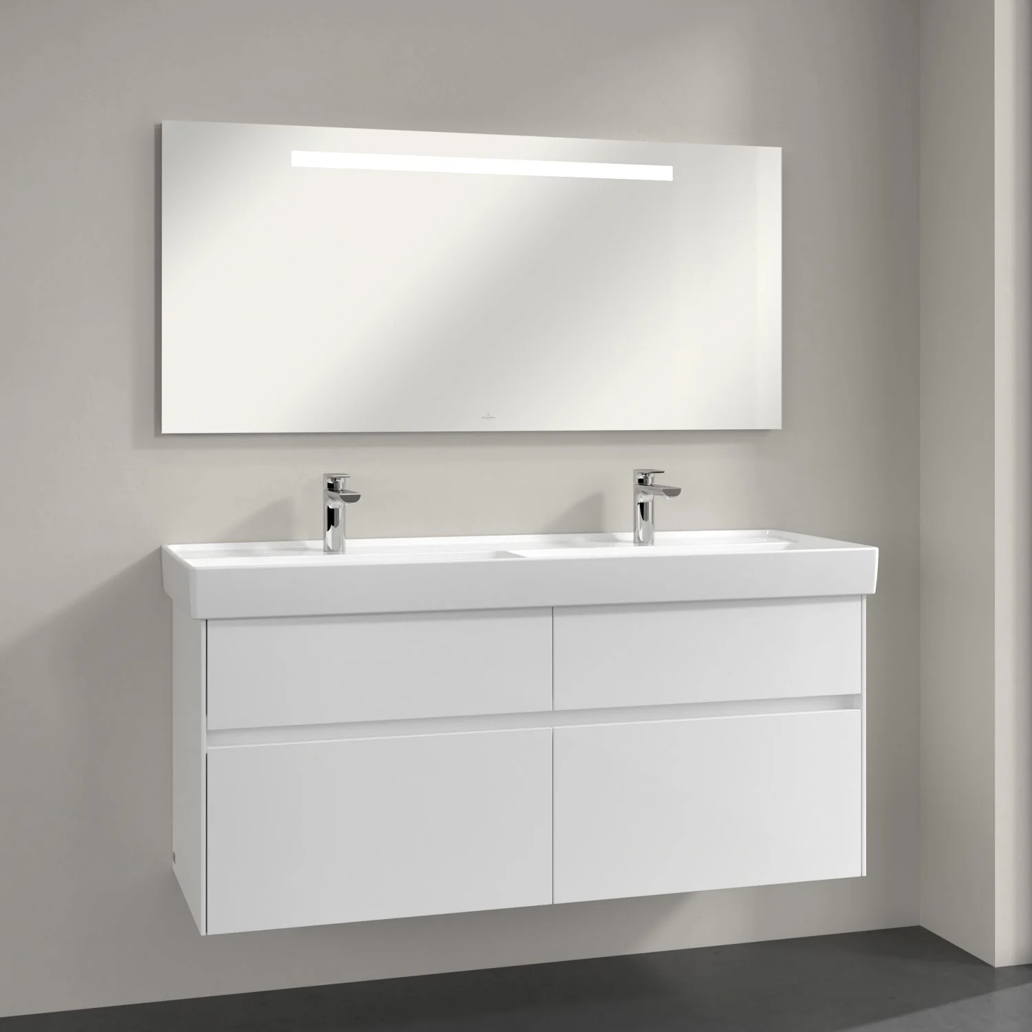 Duże lustro nad podwójnymi umywalkami w łazience, Villeroy & Boch