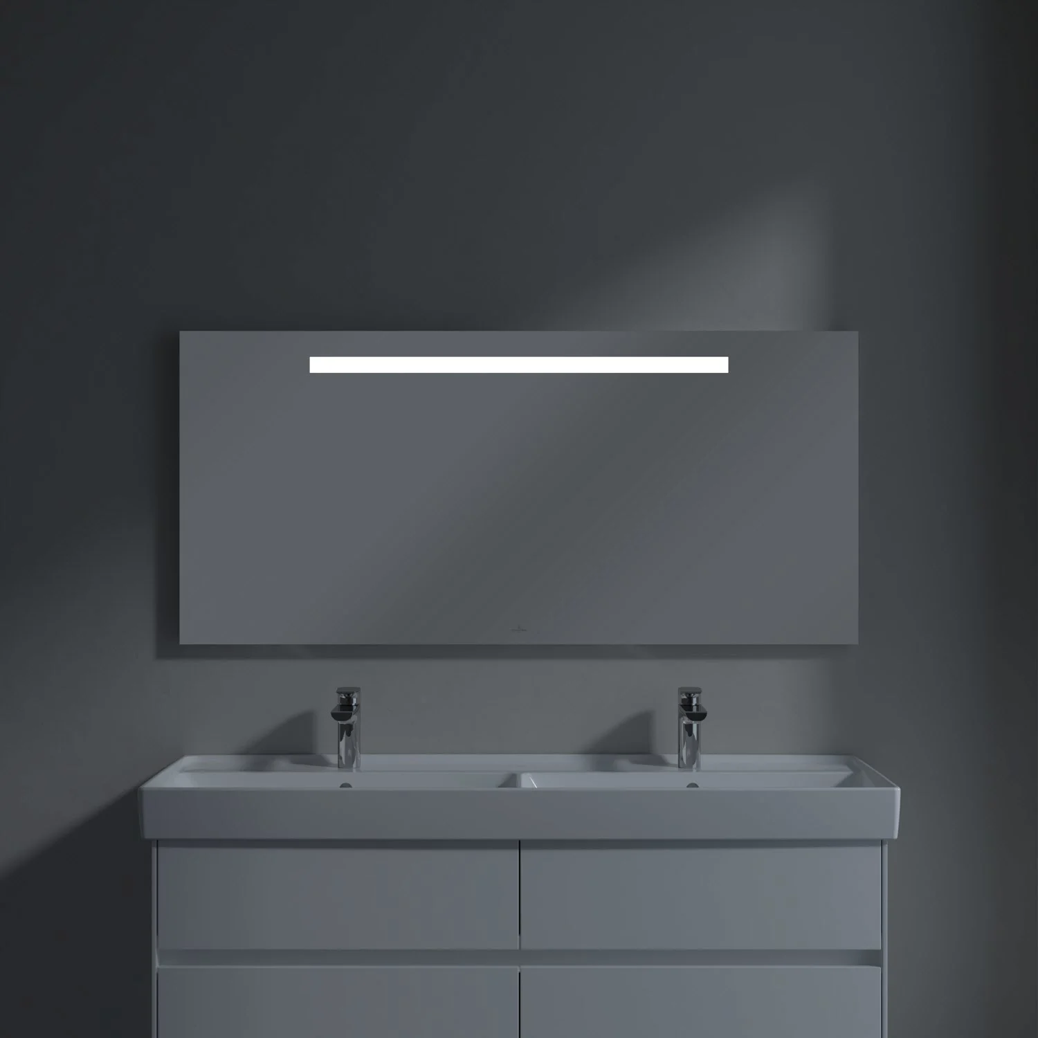 Szerokie lustro łazienkowe z podwójną umywalką, Villeroy & Boch