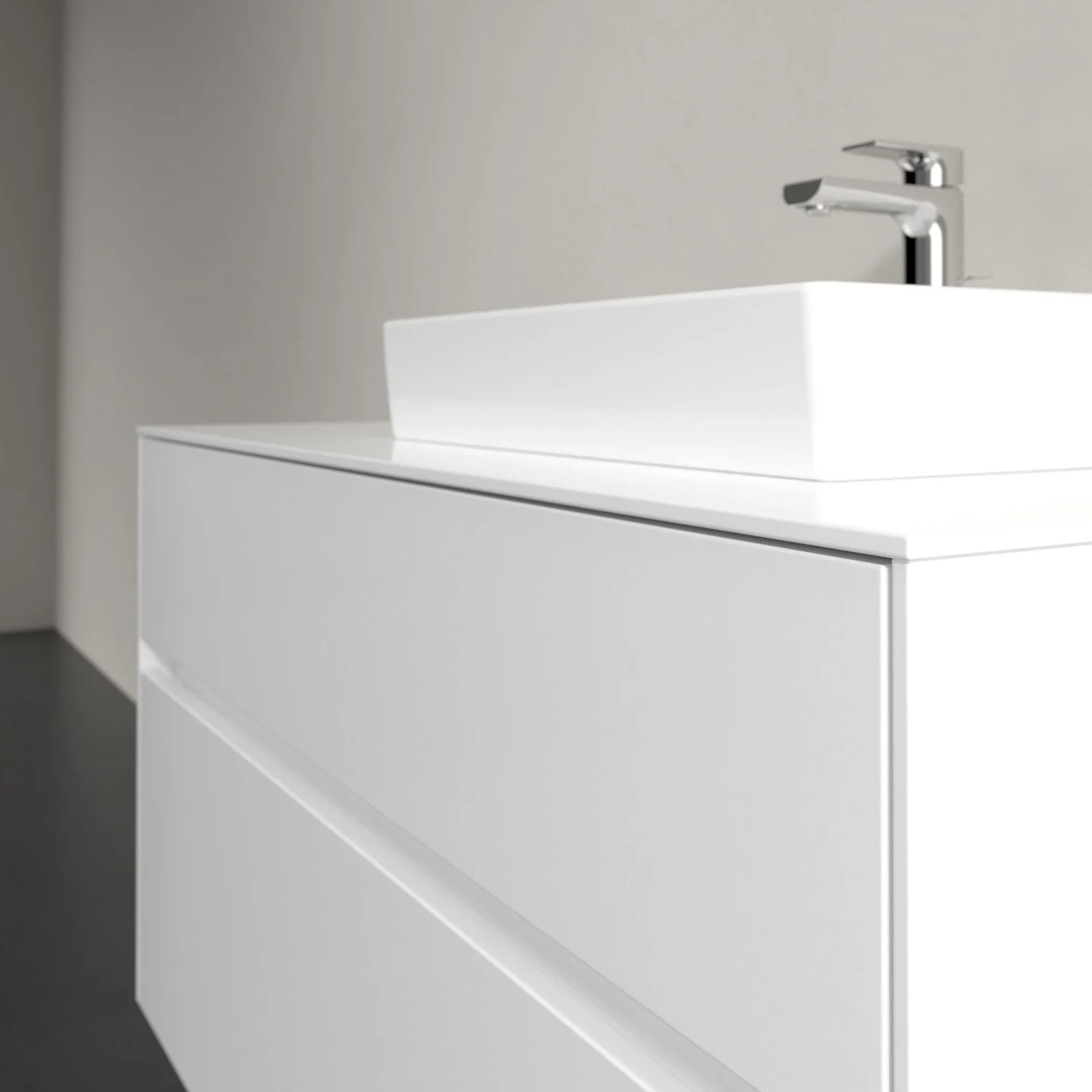 Widok boczny białej szafki pod umywalkę, Villeroy & Boch