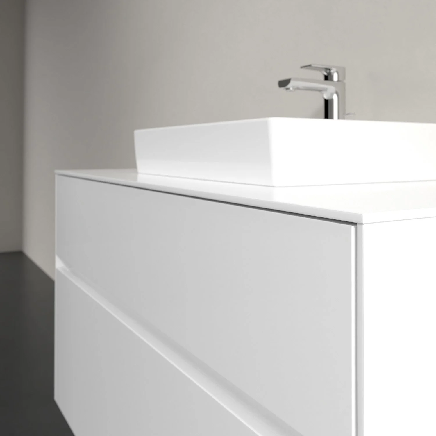 Umywalka z białą szafką zbliżenie, Villeroy & Boch