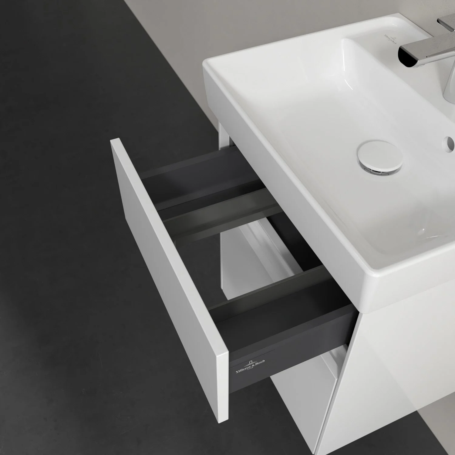 Biała szafka pod umywalkę z otwartą szufladą, Villeroy & Boch