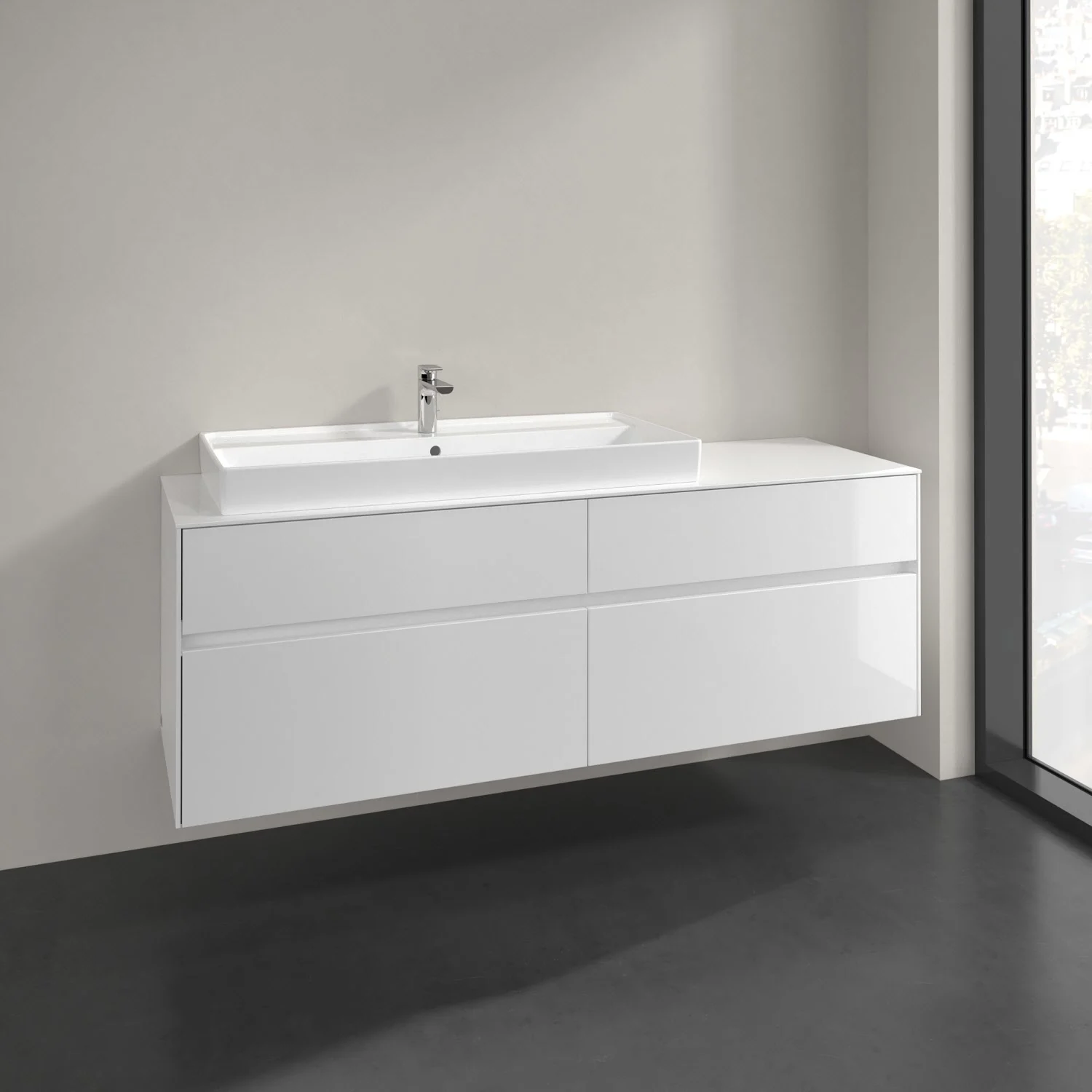 Biała szafka pod umywalkę w nowoczesnej łazience, Villeroy & Boch