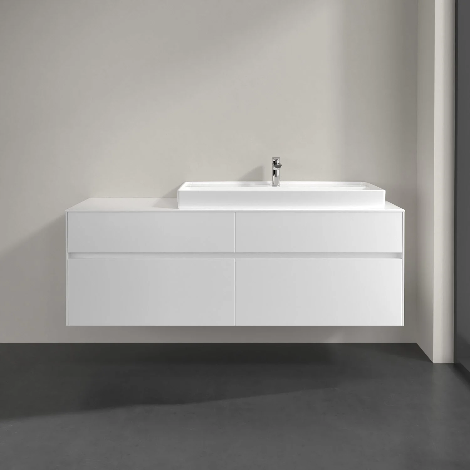 Biała szafka pod umywalkę w zbliżeniu, Villeroy & Boch