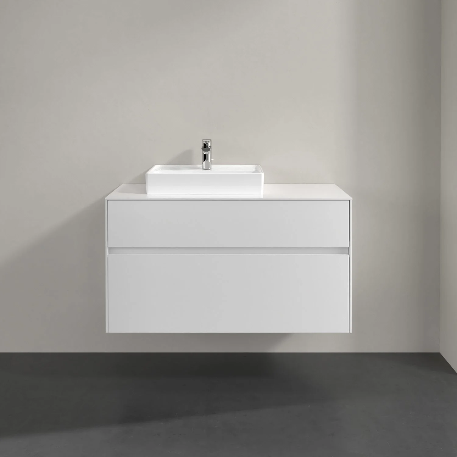 Biała umywalka z szafką w łazience, Villeroy & Boch