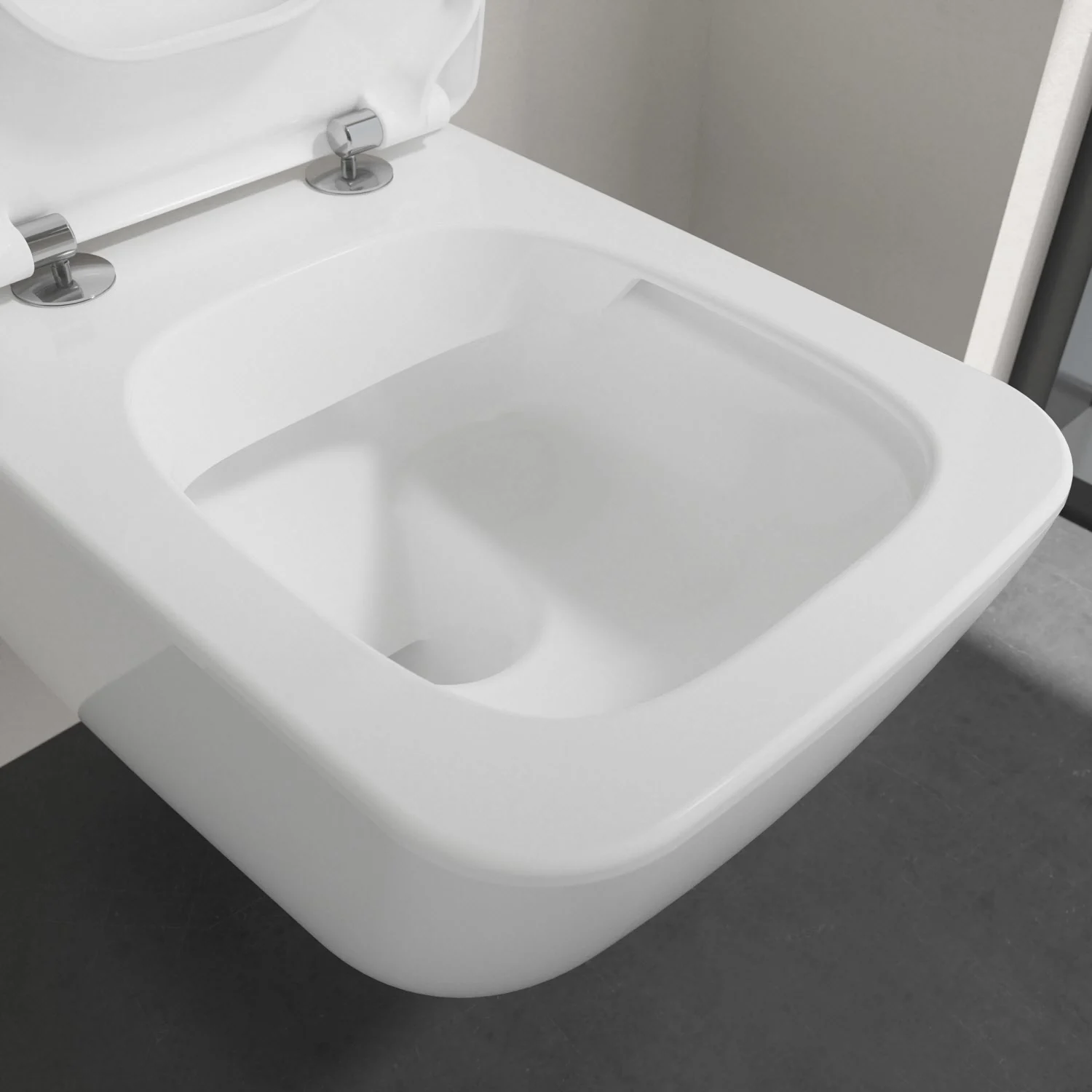 Zbliżenie białej toalety wiszącej w łazience, Villeroy & Boch