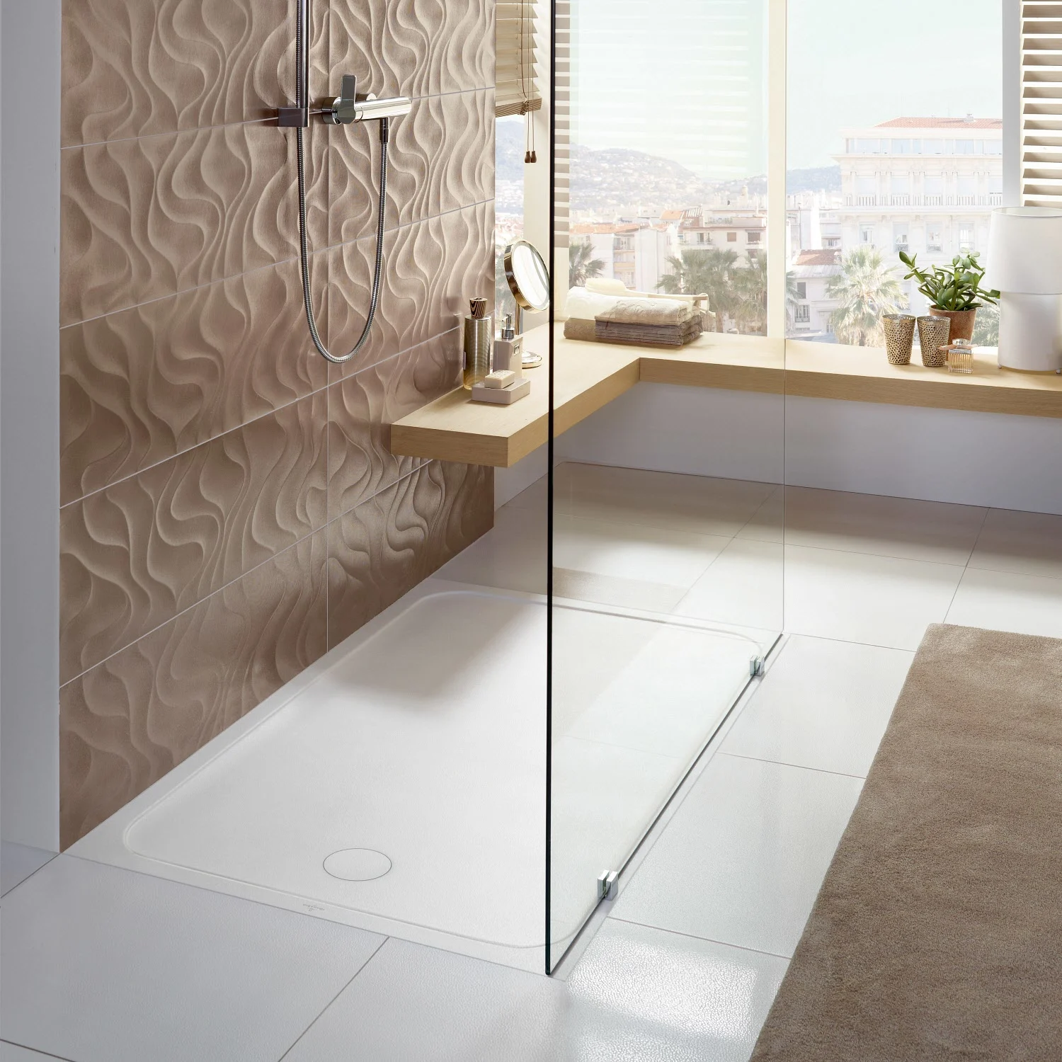 Nowoczesny prysznic ze szklaną ścianą w łazience, Villeroy & Boch