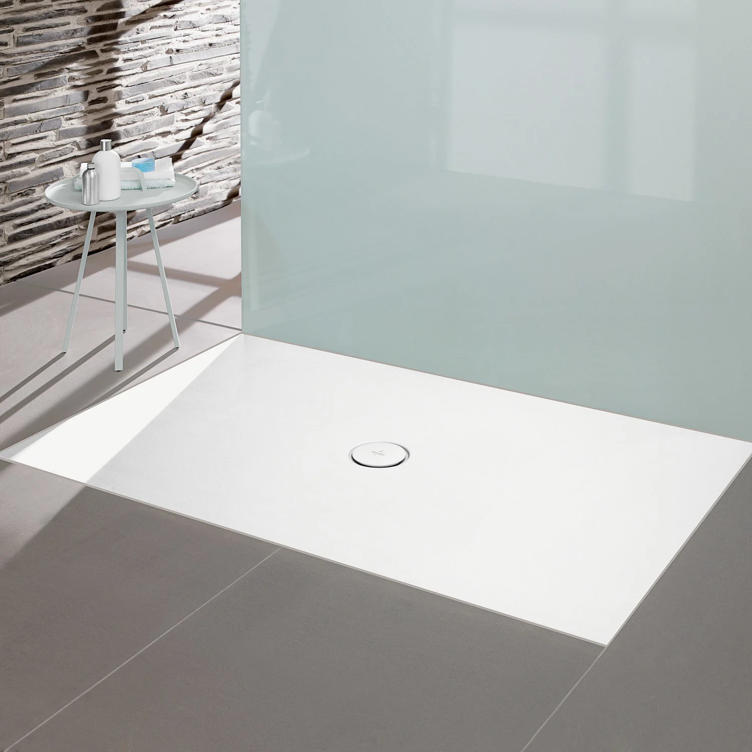 Biała brodzik w nowoczesnej łazience, Villeroy & Boch