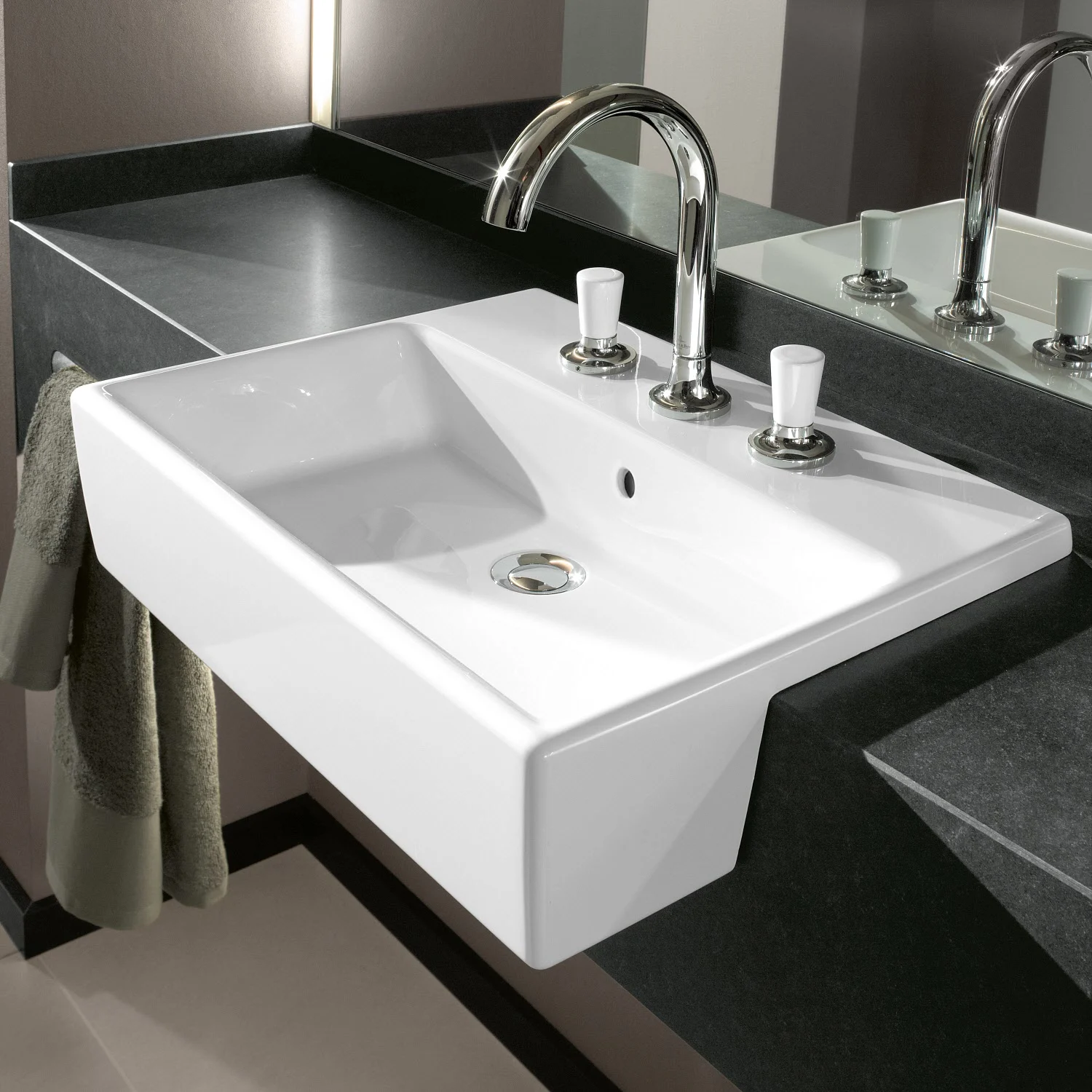 Prostokątna umywalka z baterią w łazience, Villeroy & Boch
