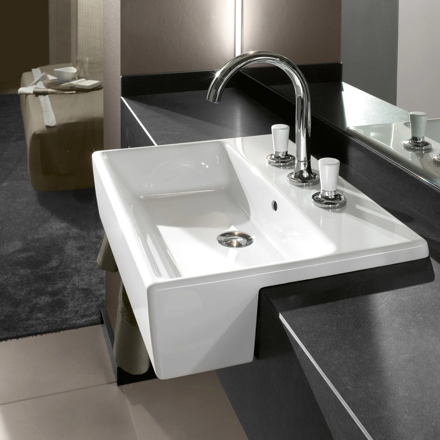 Umywalka w łazience z armaturą, Villeroy & Boch