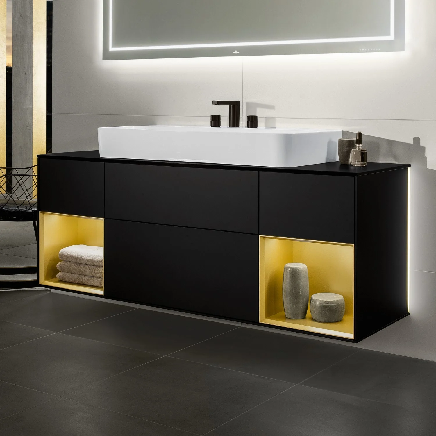 Czarna szafka pod umywalkę z oświetleniem w łazience, Villeroy & Boch