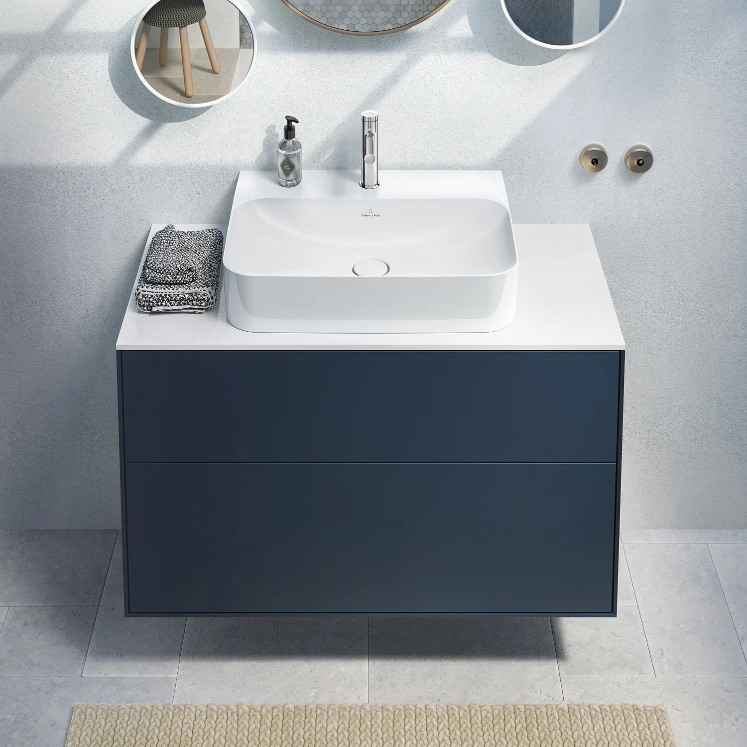 Niebieska szafka umywalkowa z białą umywalką w łazience, Villeroy & Boch