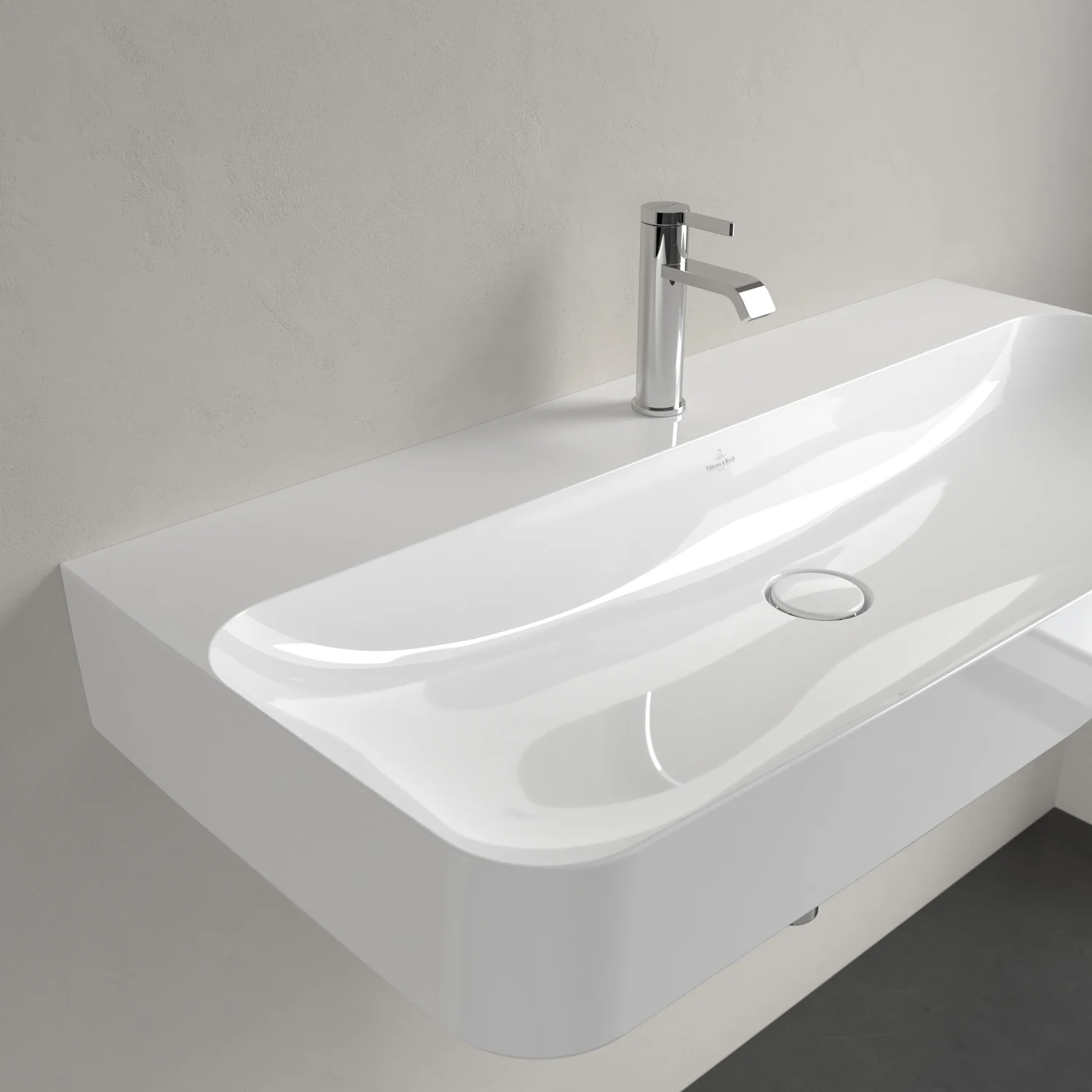 Biała umywalka z błyszczącą baterią widziana z boku, Villeroy & Boch