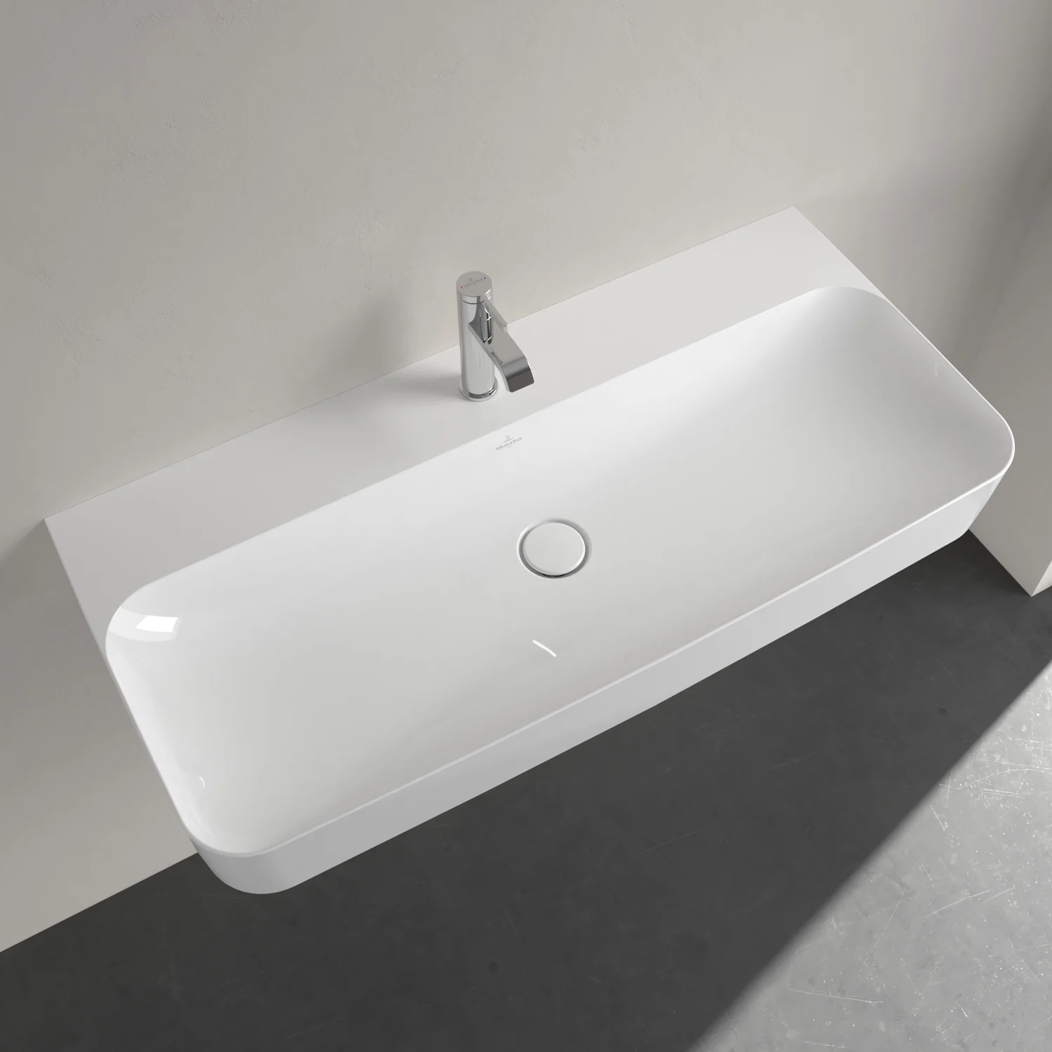 Biała umywalka z baterią sfotografowana z góry, Villeroy & Boch