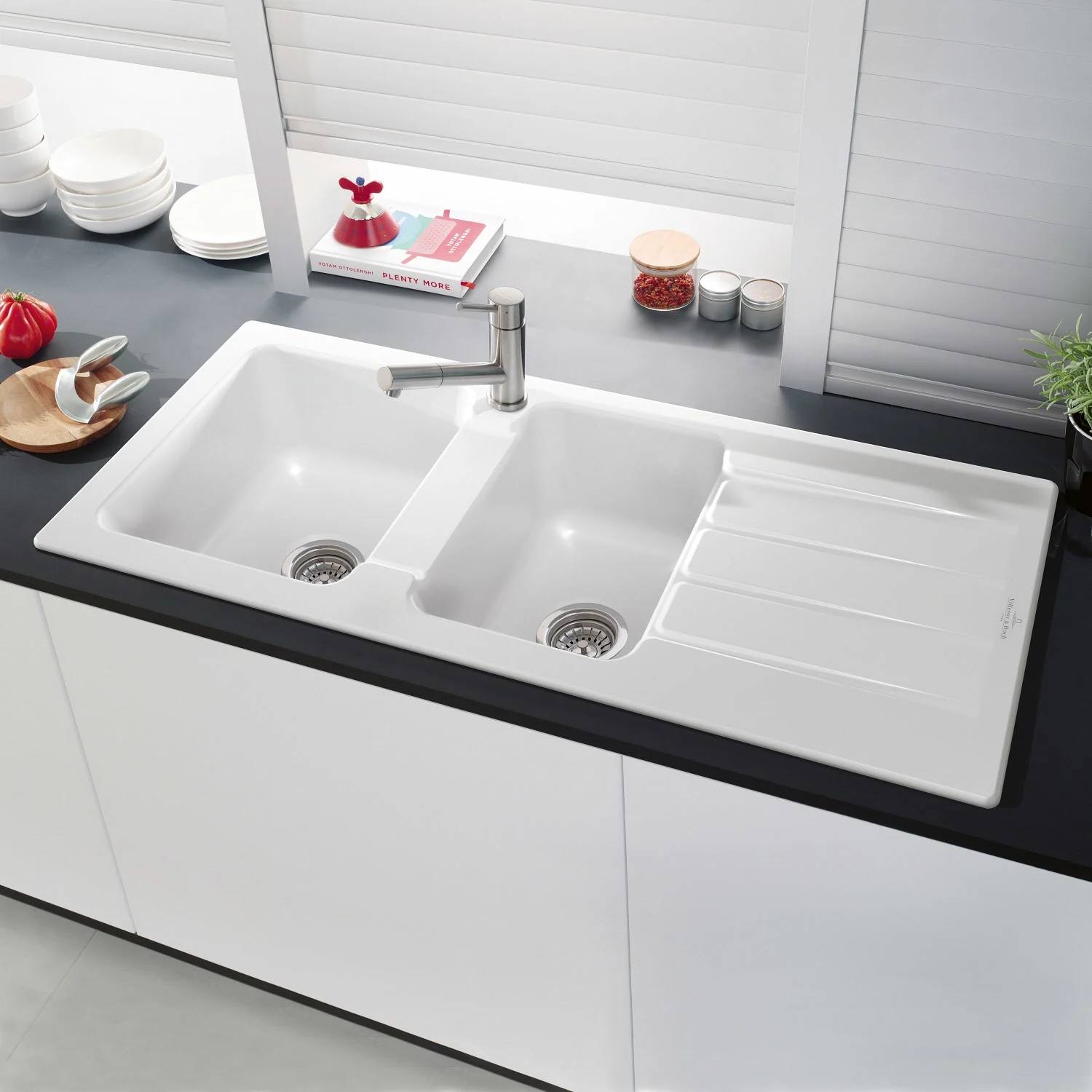 Biały podwójny zlew w nowoczesnej kuchni, Villeroy & Boch