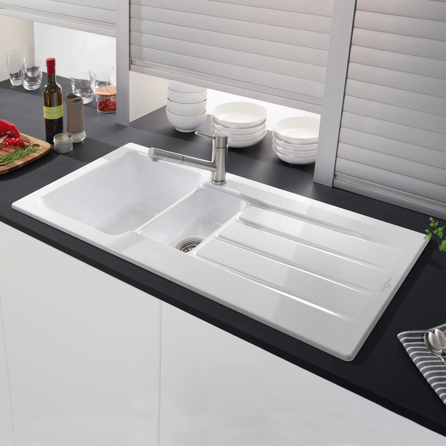 Biały zlewozmywak wpuszczany w nowoczesnej kuchni, Villeroy & Boch