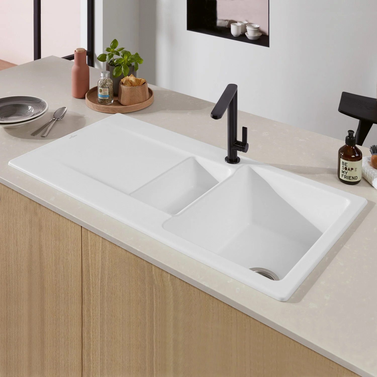 Biały zlew z czarną baterią, Villeroy & Boch