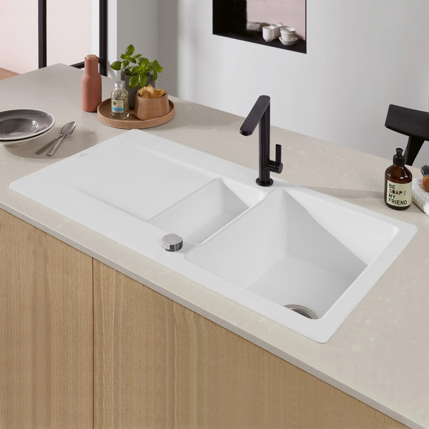 Biały zlew kuchenny z baterią w blacie, Villeroy & Boch