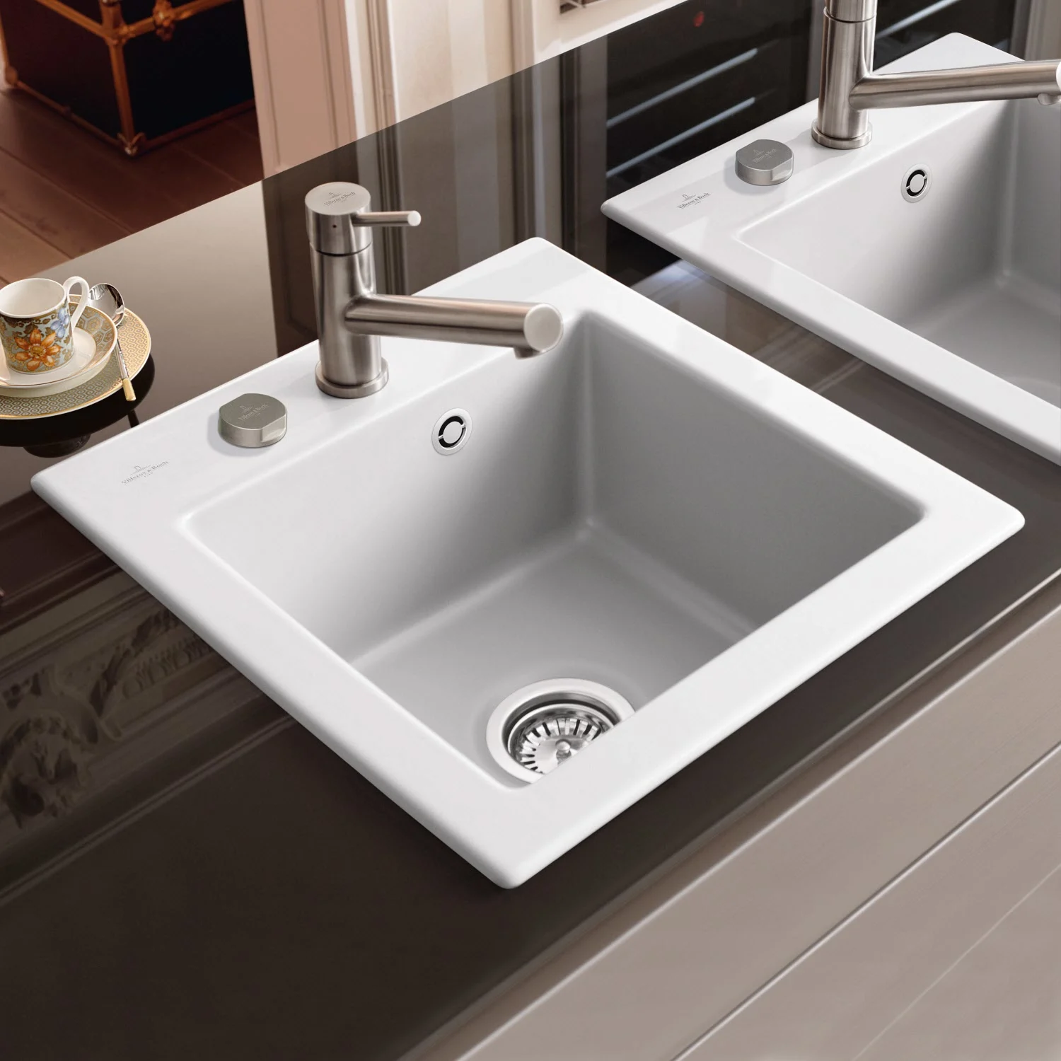 Biały zlew z baterią w kuchni, Villeroy & Boch