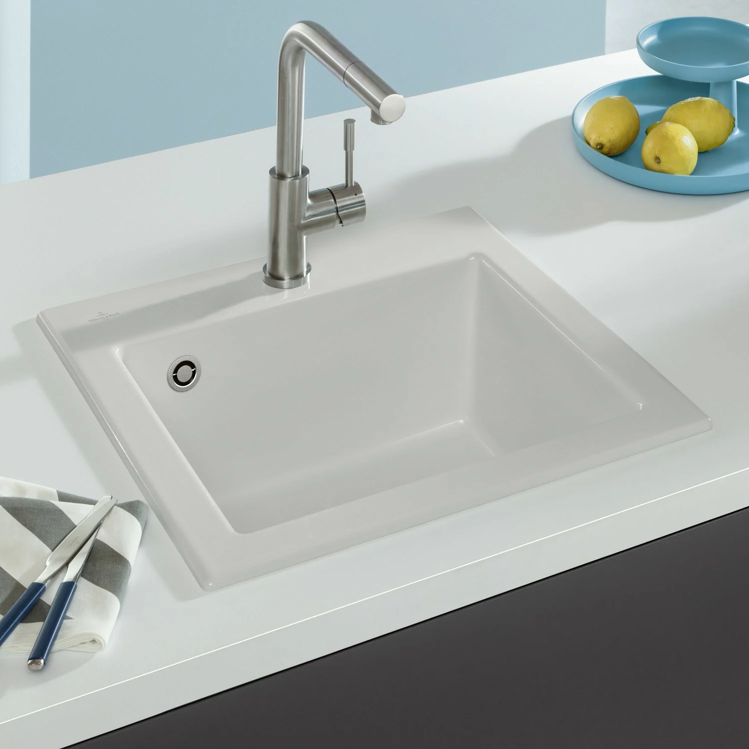 Biały zlew z baterią w kuchni, Villeroy & Boch