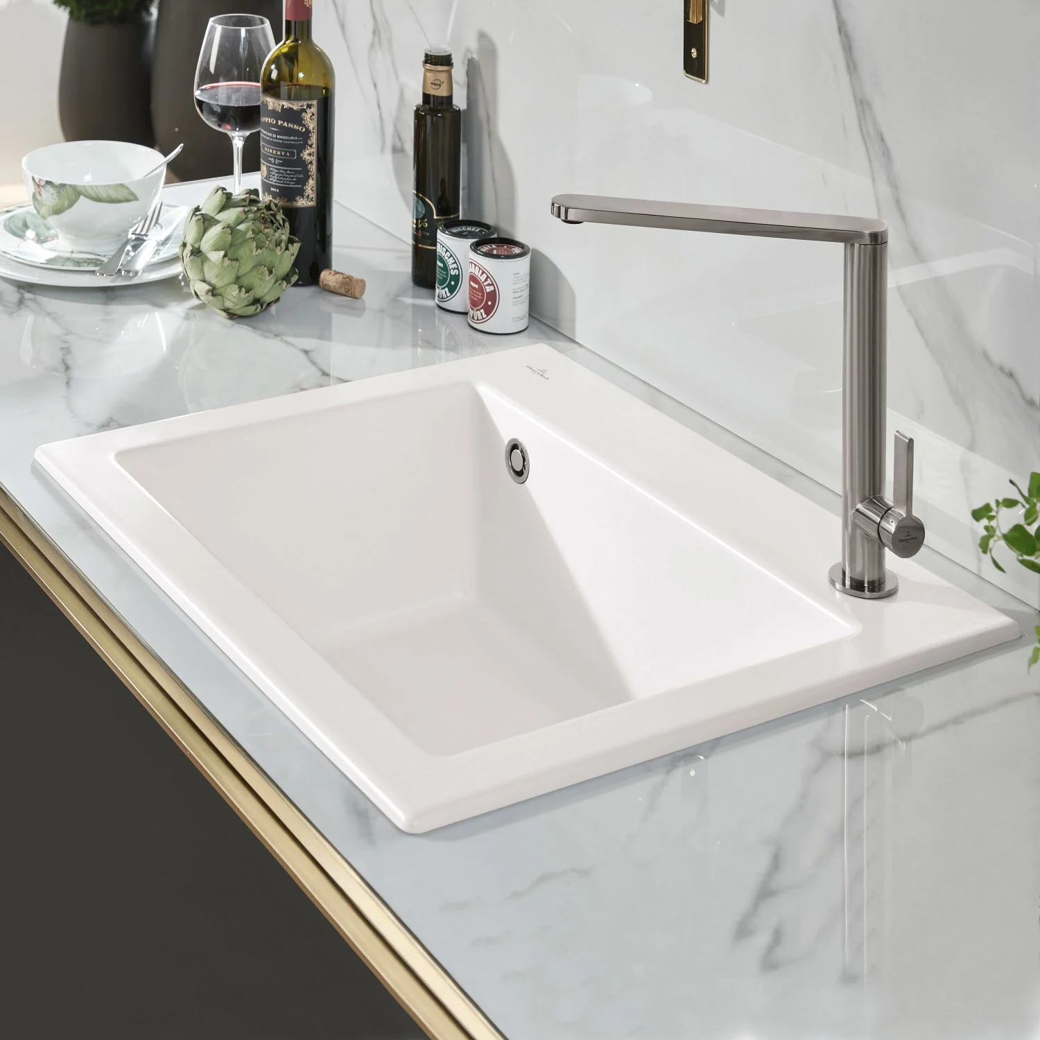 Biały zlewozmywak wpuszczany w marmurowy blat, Villeroy & Boch