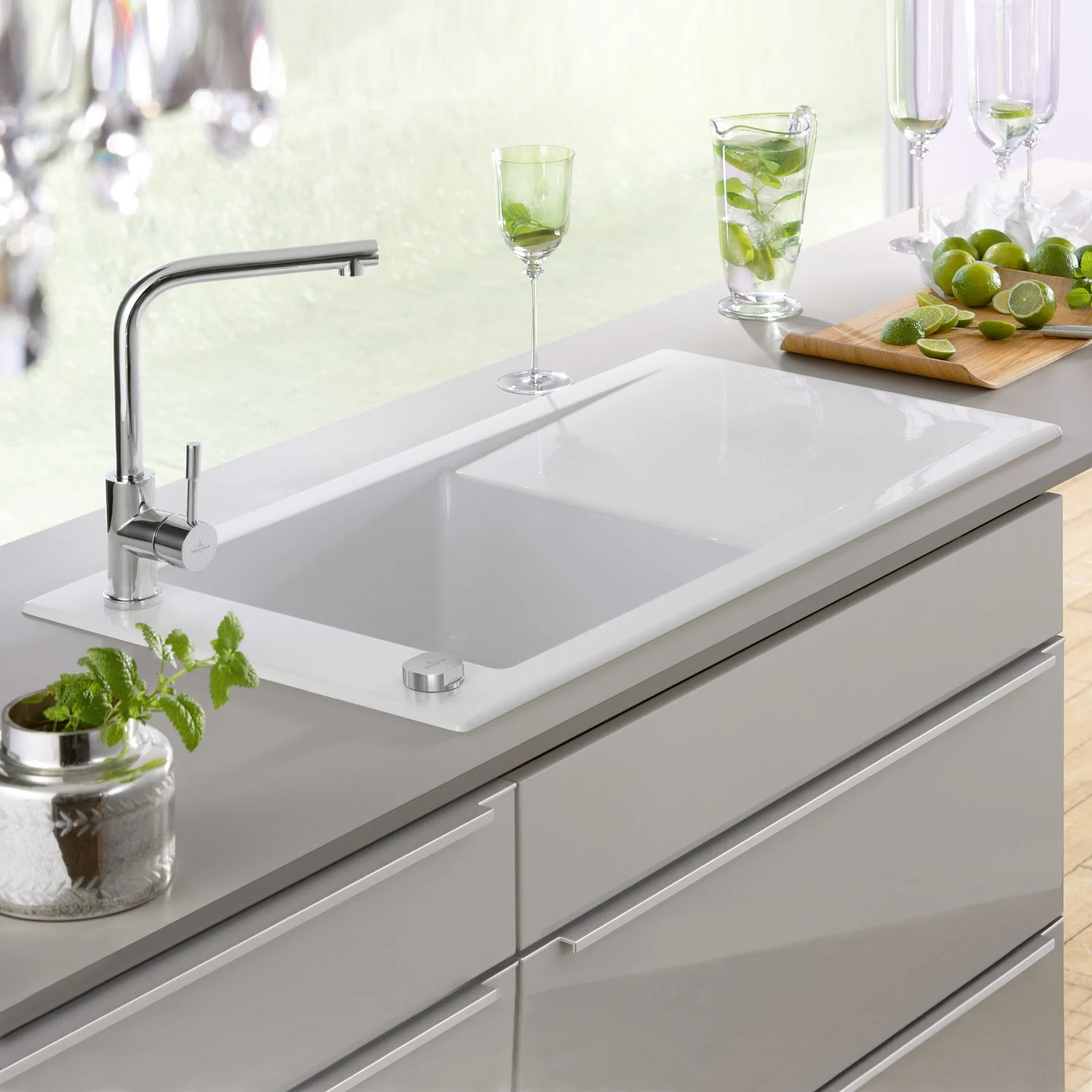 Biały zlewozmywak wpuszczany w nowoczesnej kuchni, Villeroy & Boch
