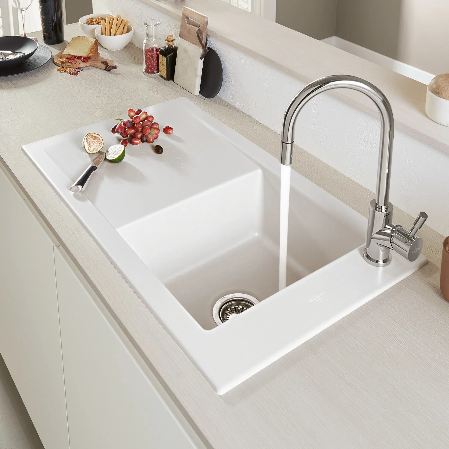 Biały zlew z bieżącą wodą, Villeroy & Boch