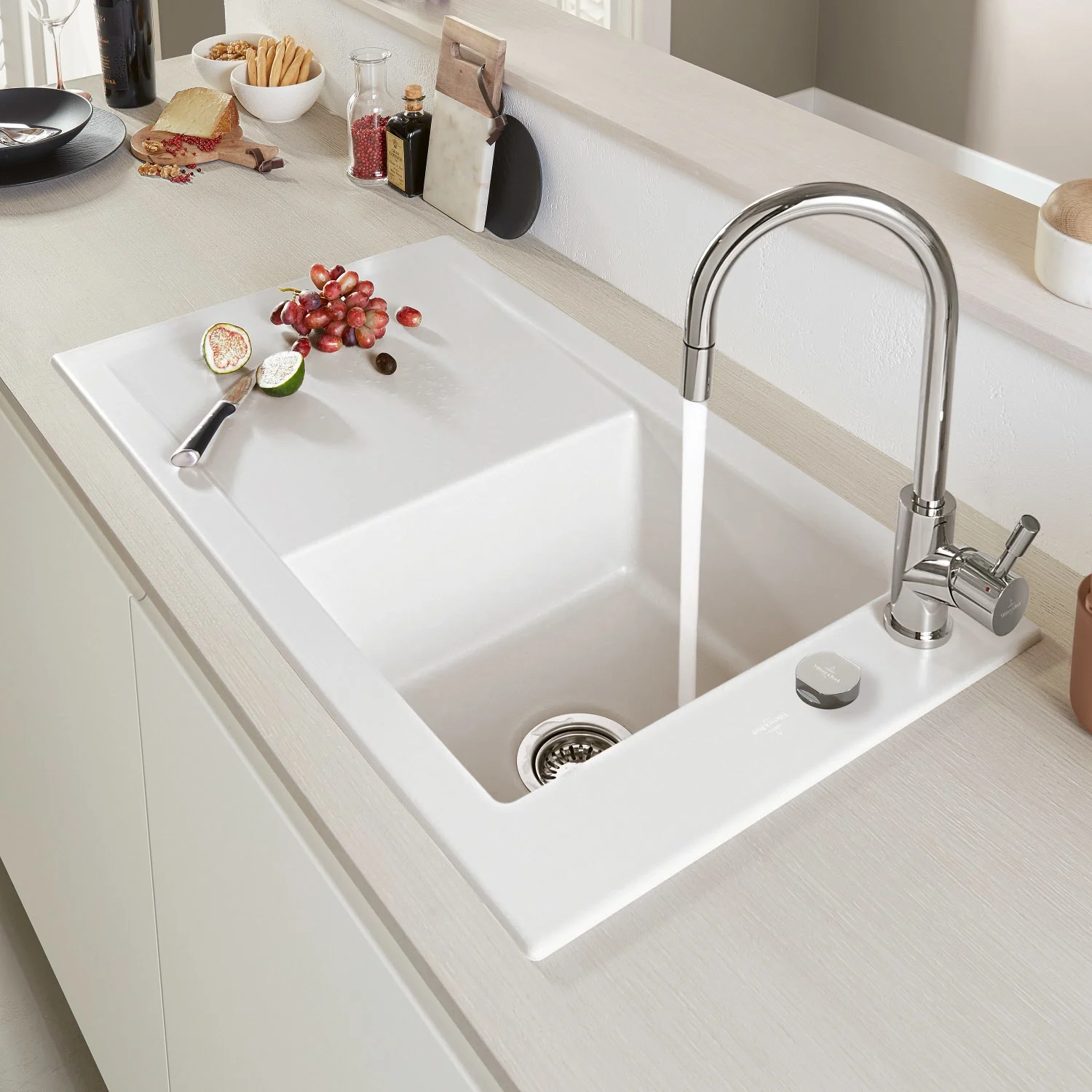 Biały zlew z zamkniętym odpływem, Villeroy & Boch