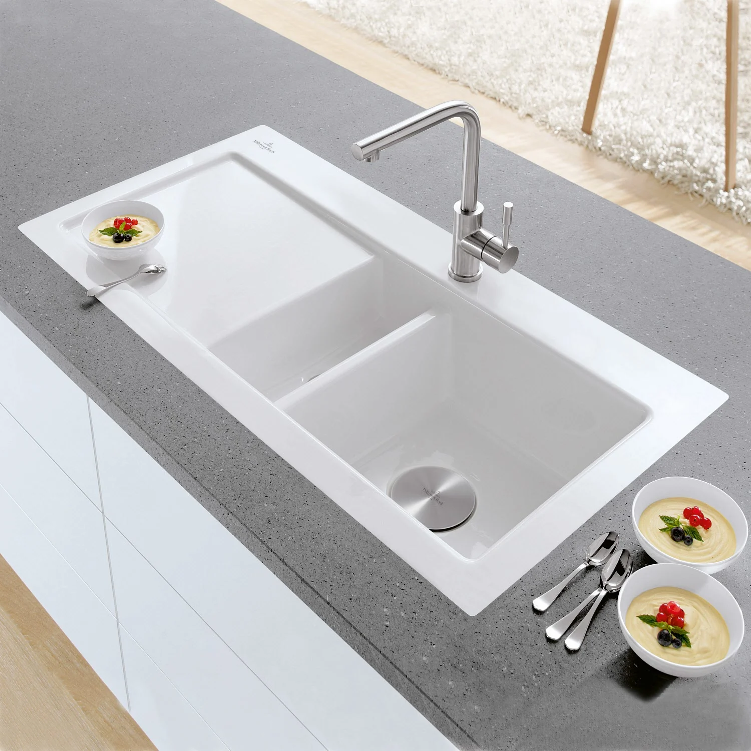 Biały zlewozmywak ceramiczny w nowoczesnej kuchni, Villeroy & Boch