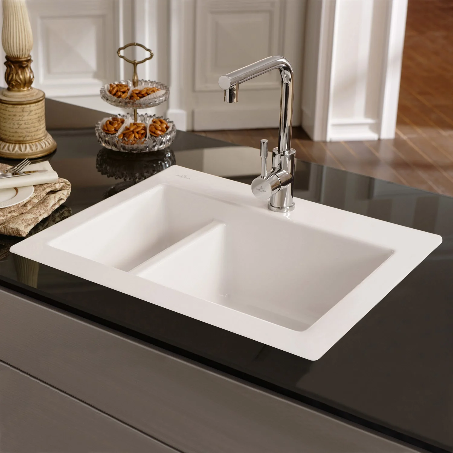 Biały zlewozmywak ceramiczny w kuchni, Villeroy & Boch