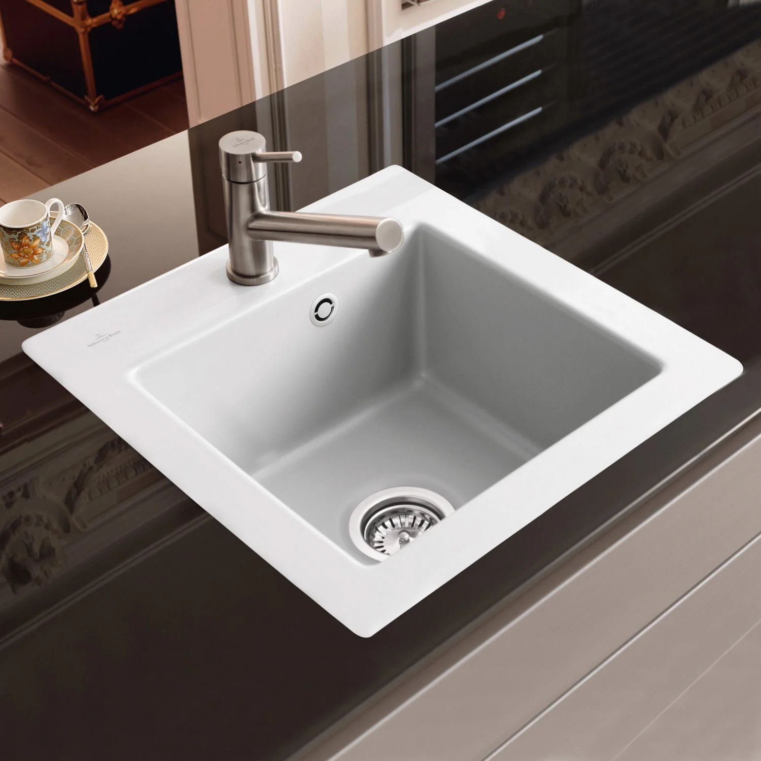 Biały zlew ceramiczny z baterią w kuchni, Villeroy & Boch