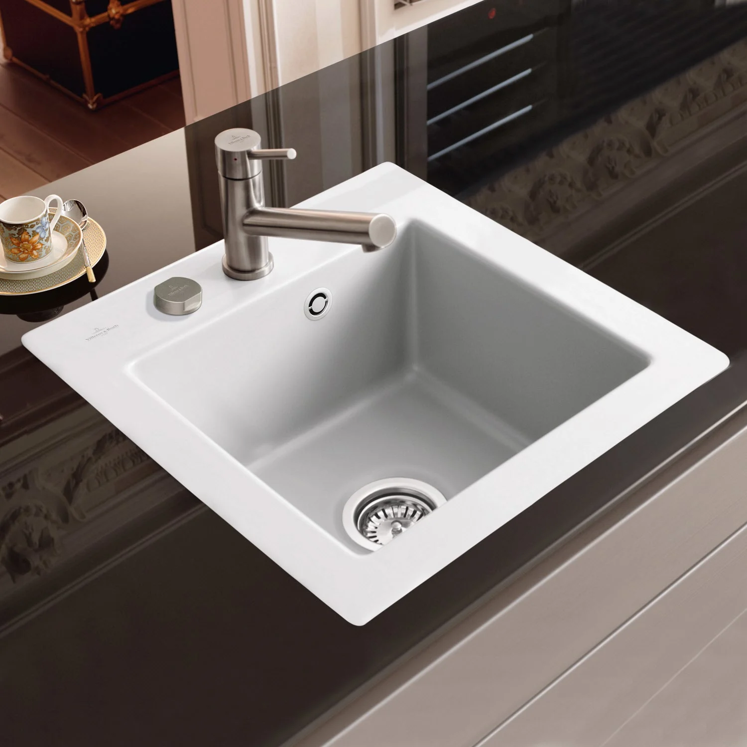 Biały zlew ceramiczny z baterią w kuchni, Villeroy & Boch