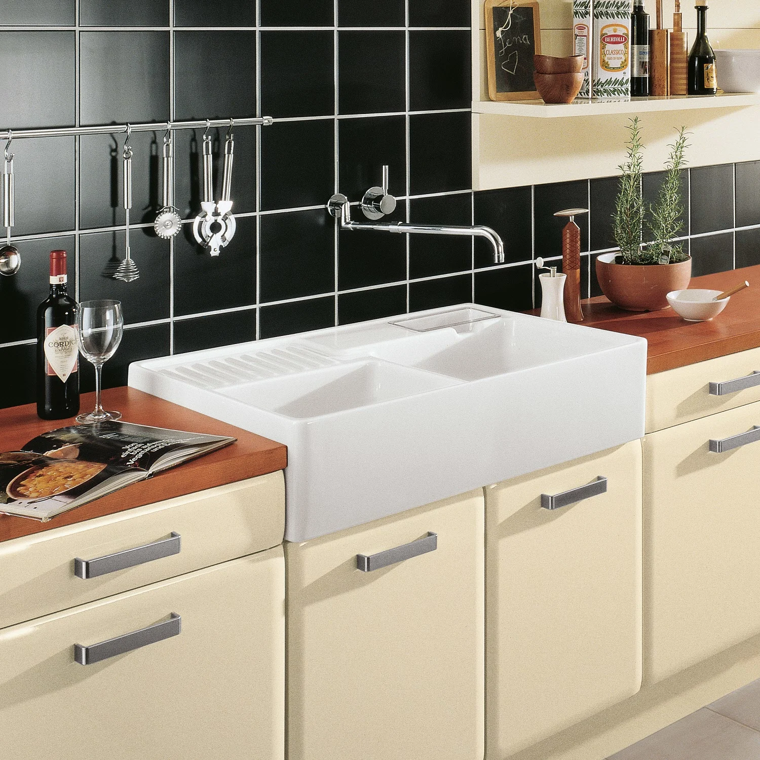 Biały podwójny zlew w nowoczesnej kuchni z płytkami, Villeroy & Boch