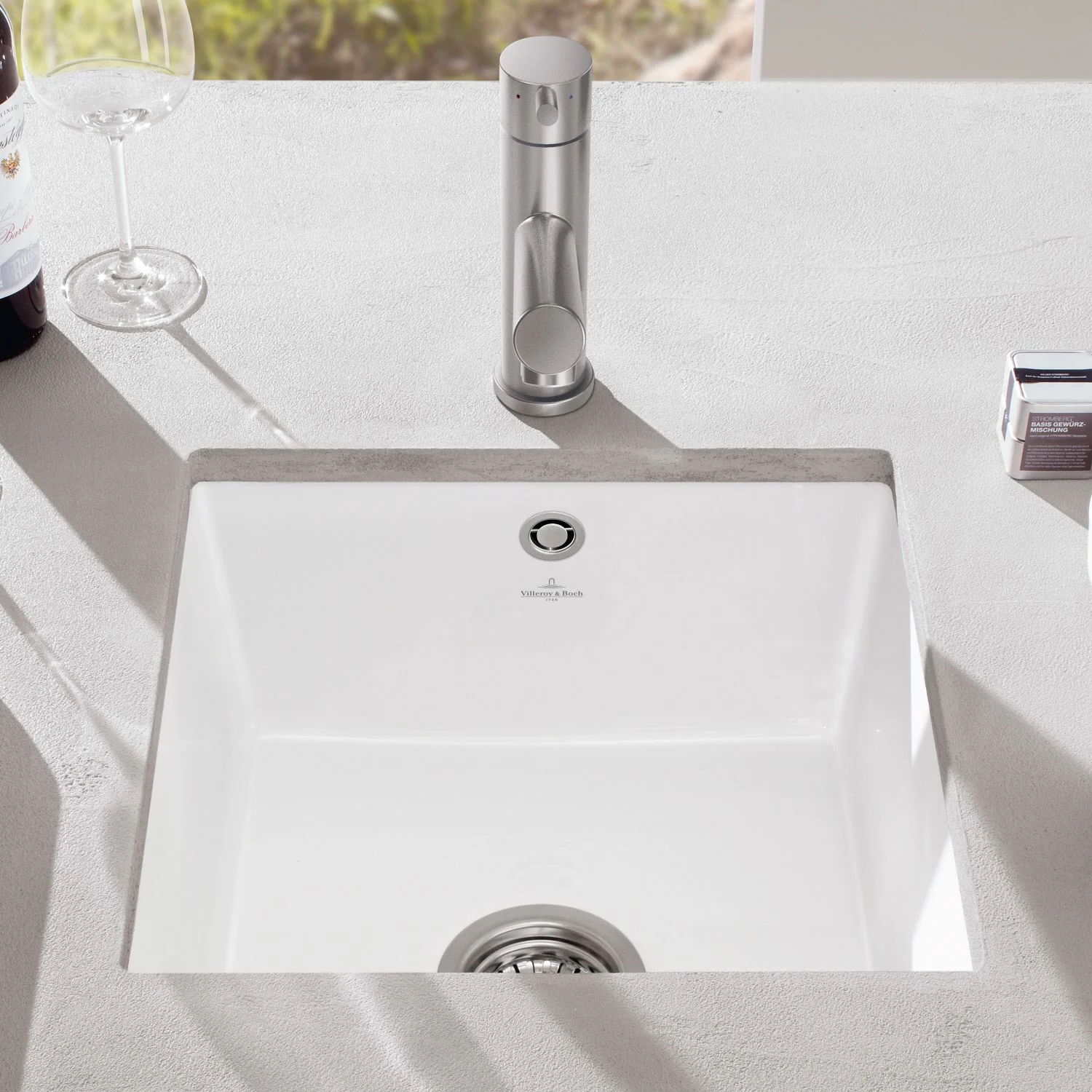 Zlewozmywak ceramiczny z baterią w zbliżeniu, Villeroy & Boch