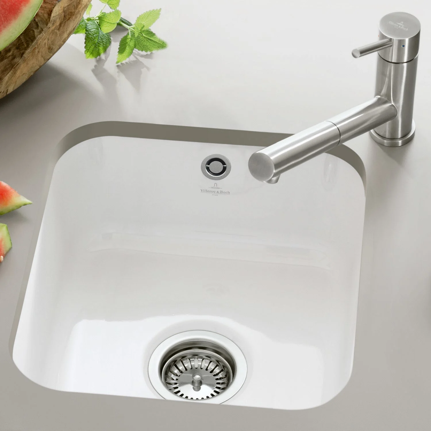 Biały zlew z baterią w kuchni, Villeroy & Boch