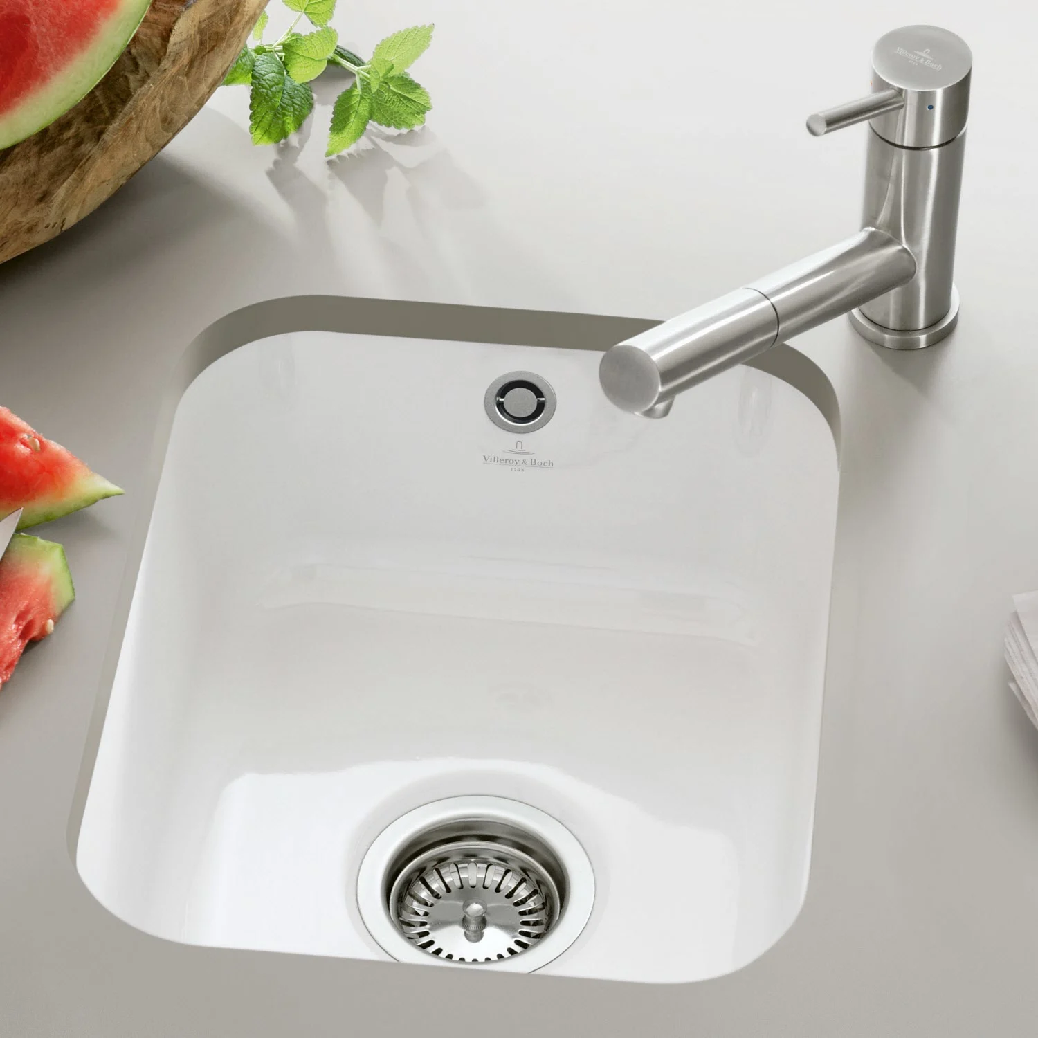 Biały zlew z kranem w zbliżeniu, Villeroy & Boch